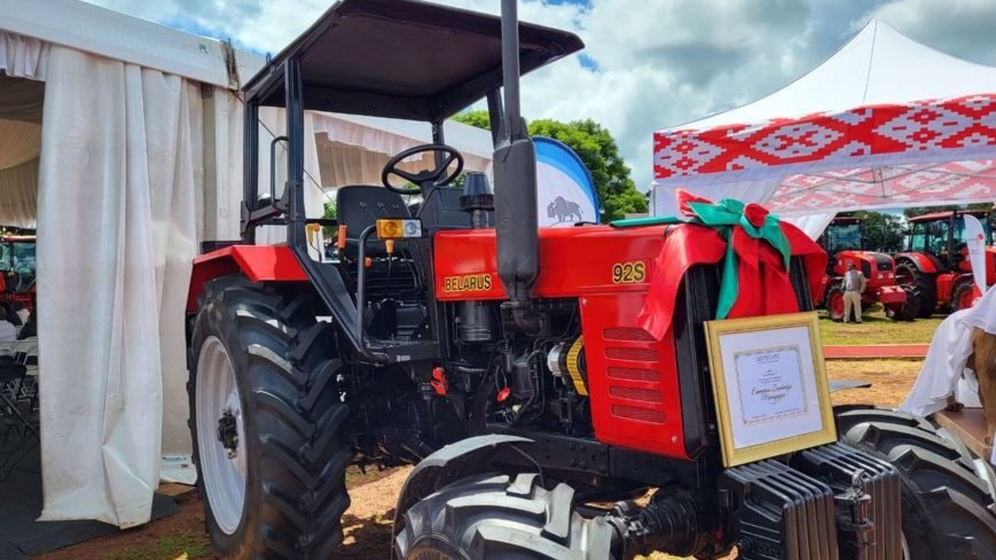 Лукашенко подарил президенту Зимбабве белорусский трактор с бантом