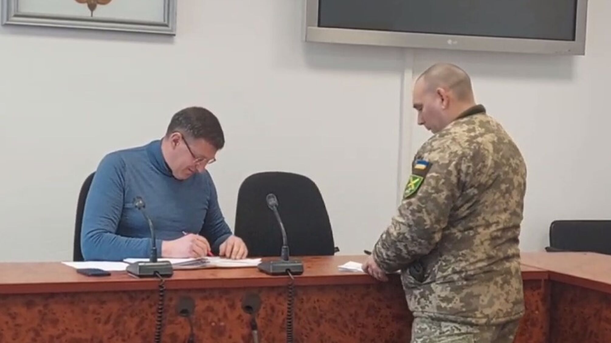 У міськраді Броварів роздали повістки: першим її отримав мер Сапожко (відео)