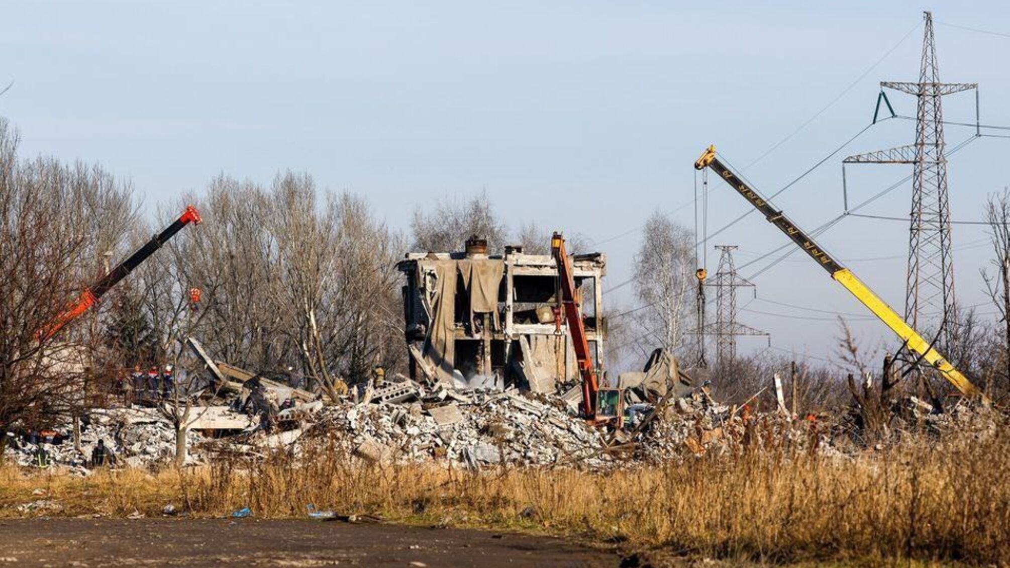 В Макіївці розбирають завали після удару по базі з окупантами