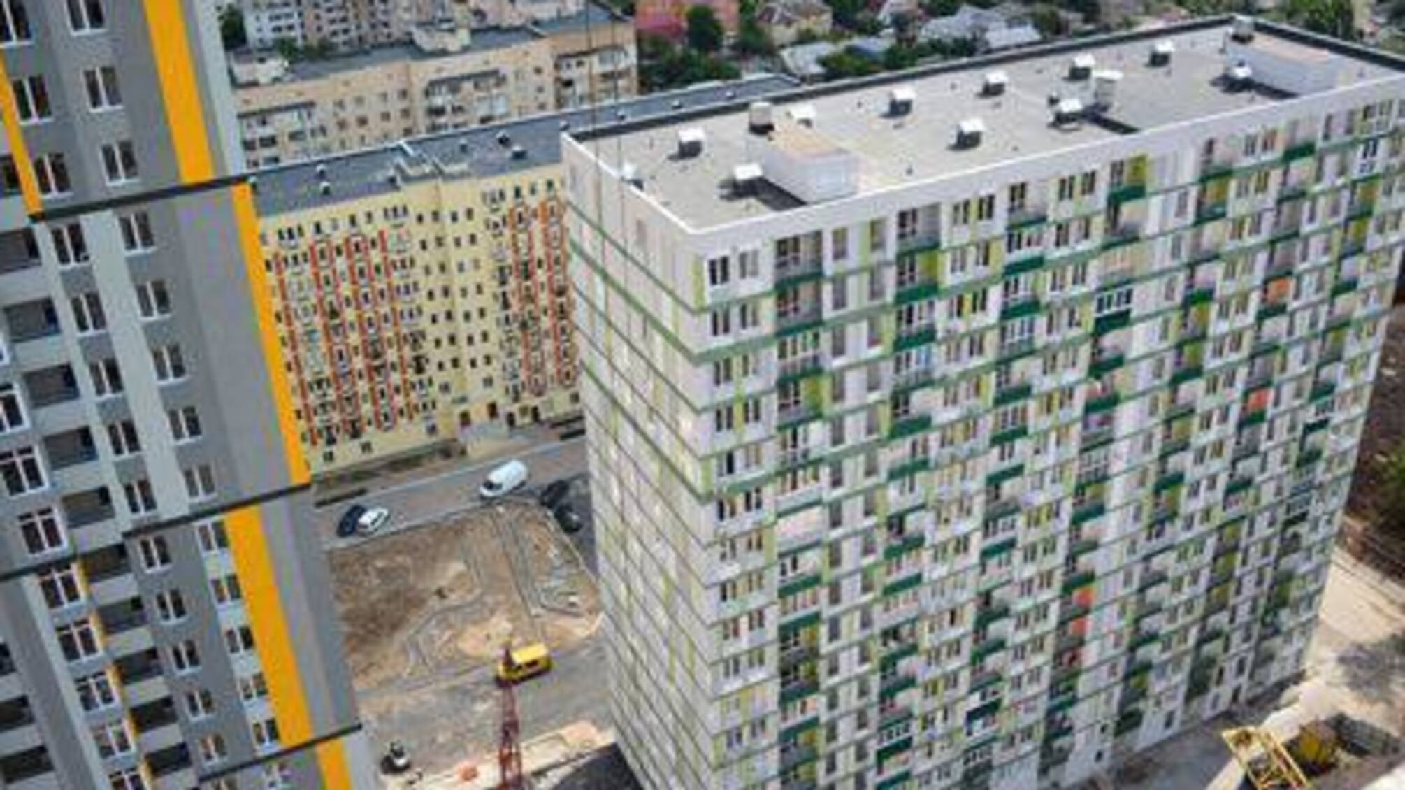 В Киеве подросток выпал из окна на 20 этаже и погиб, в соцсетях говорят о суициде