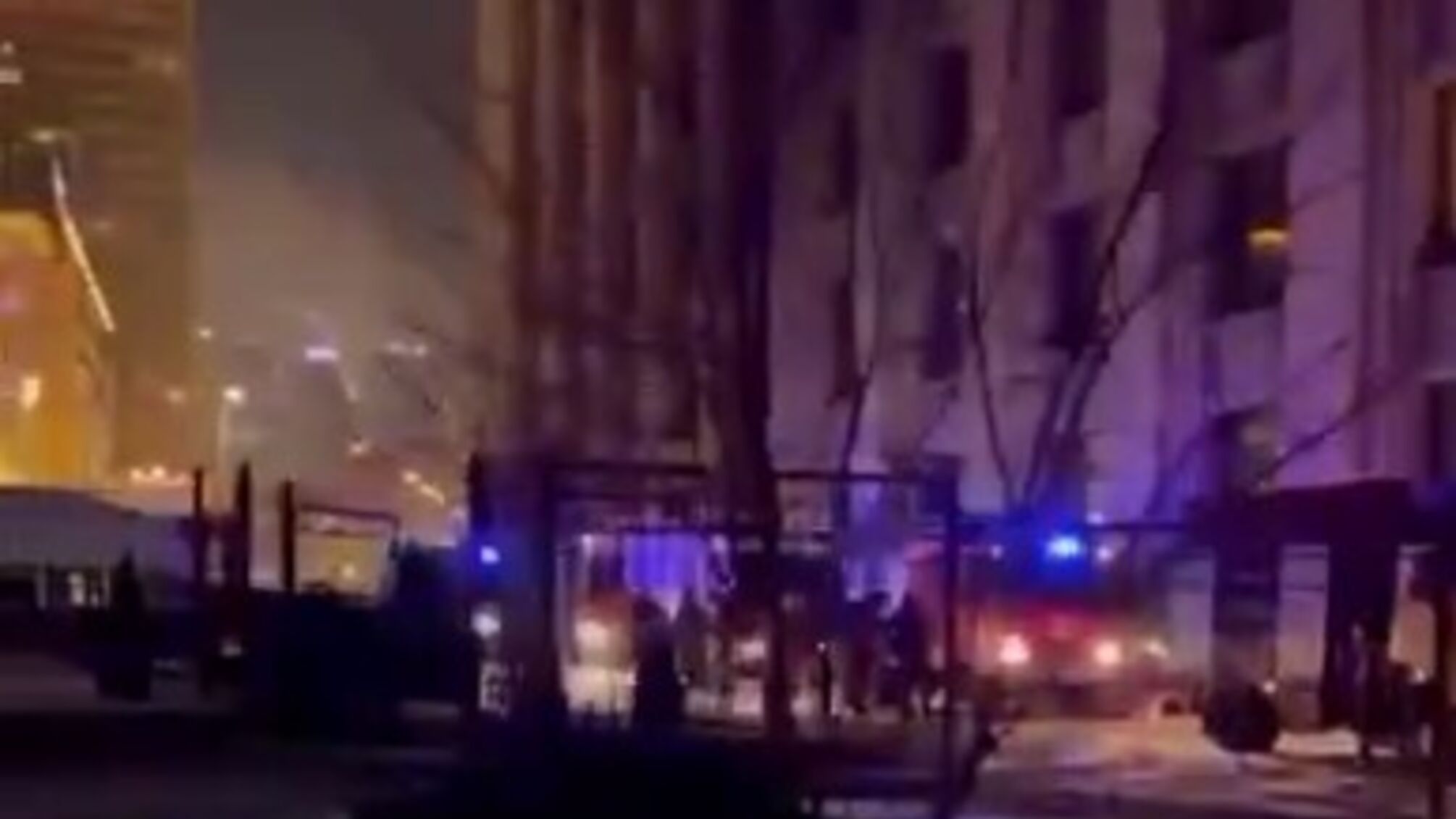 В центре Москвы - масштабный пожар: горит здание МИД