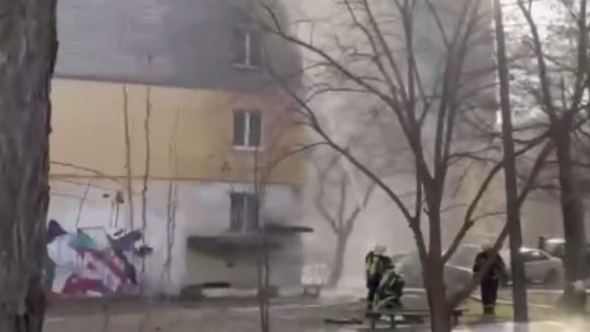 В Киеве – масштабный пожар: в Оболонском районе сильно пылает квартира (видео)