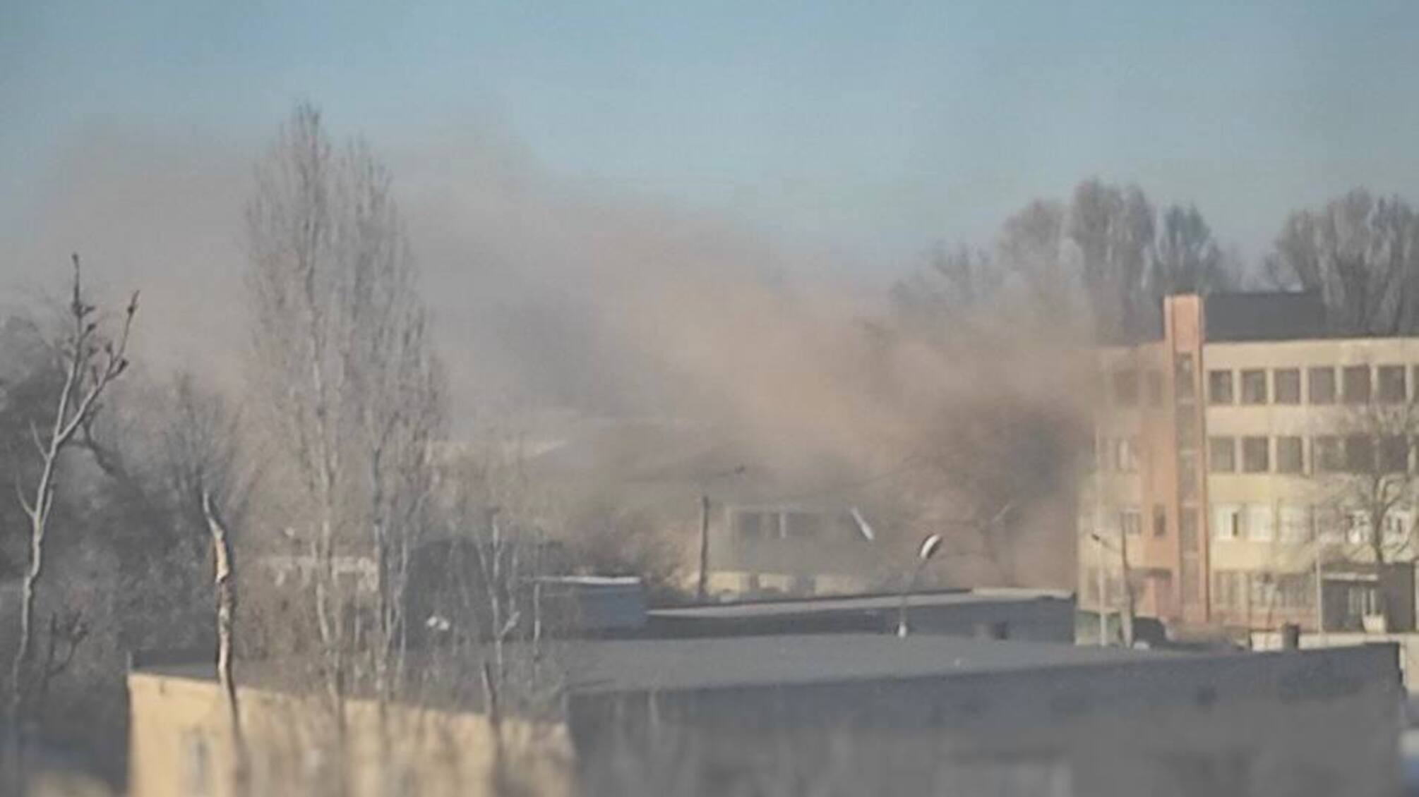 'ПВО оккупантам не помогла': в Мелитополе раздаются взрывы возле завода Гидромаш (фото)