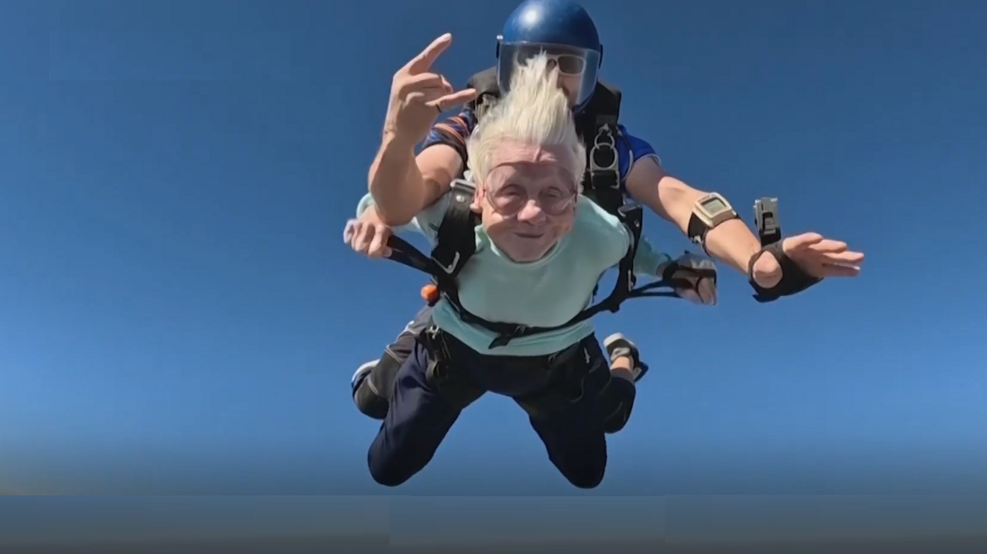 Могла установить рекорд: 104-летняя американка умерла через неделю после прыжка с парашютом