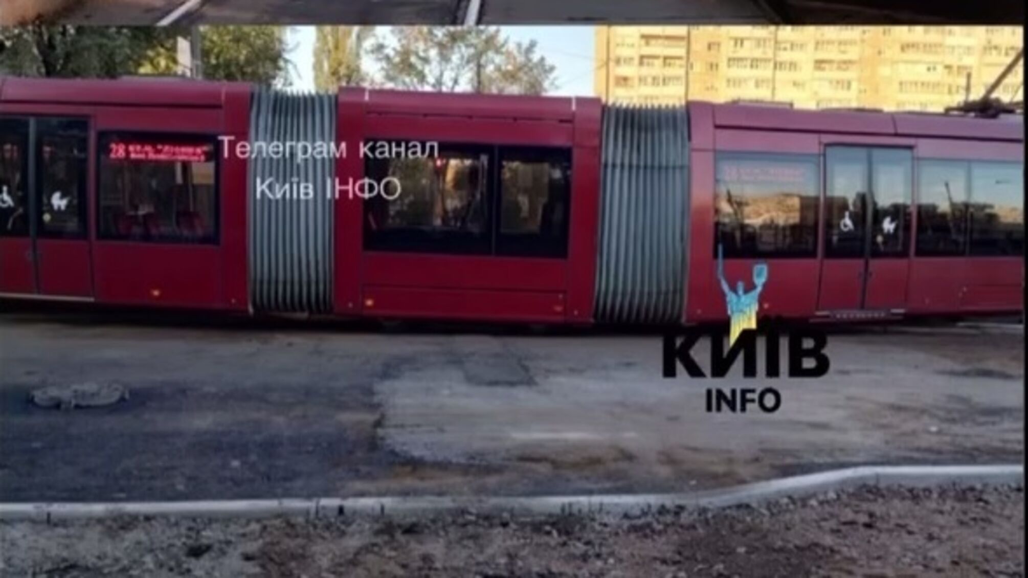 Через аварію з трамваєм на Воскресенці зупинився рух