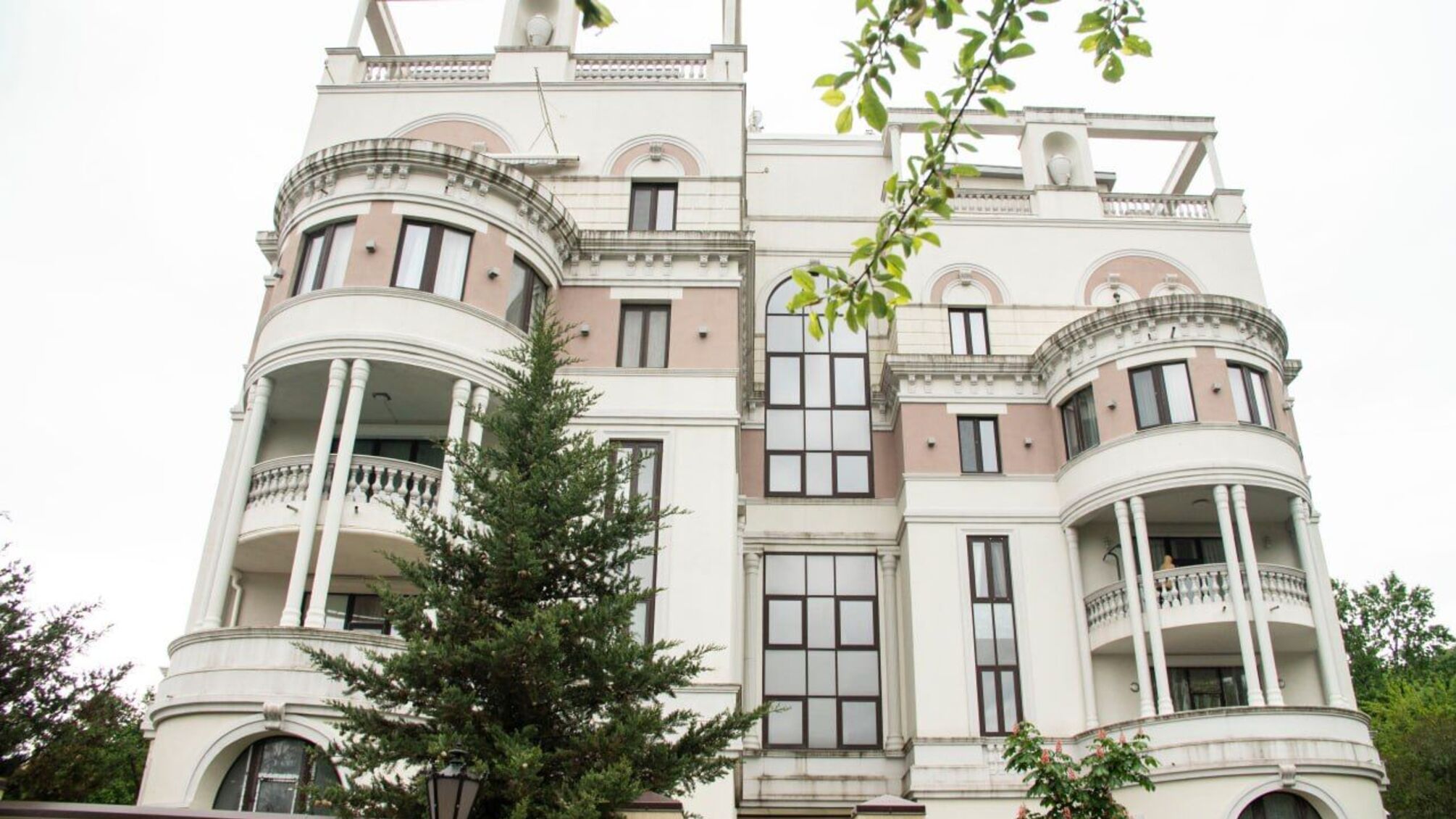Росіяни виставили на аукціон квартиру Зеленського