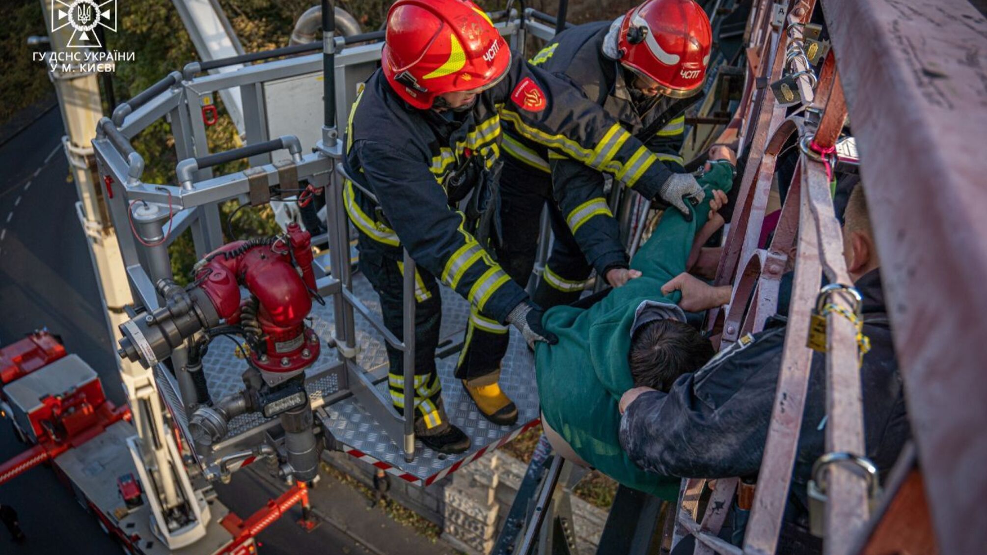 у києві хлопець хотів стрибнути з мосту