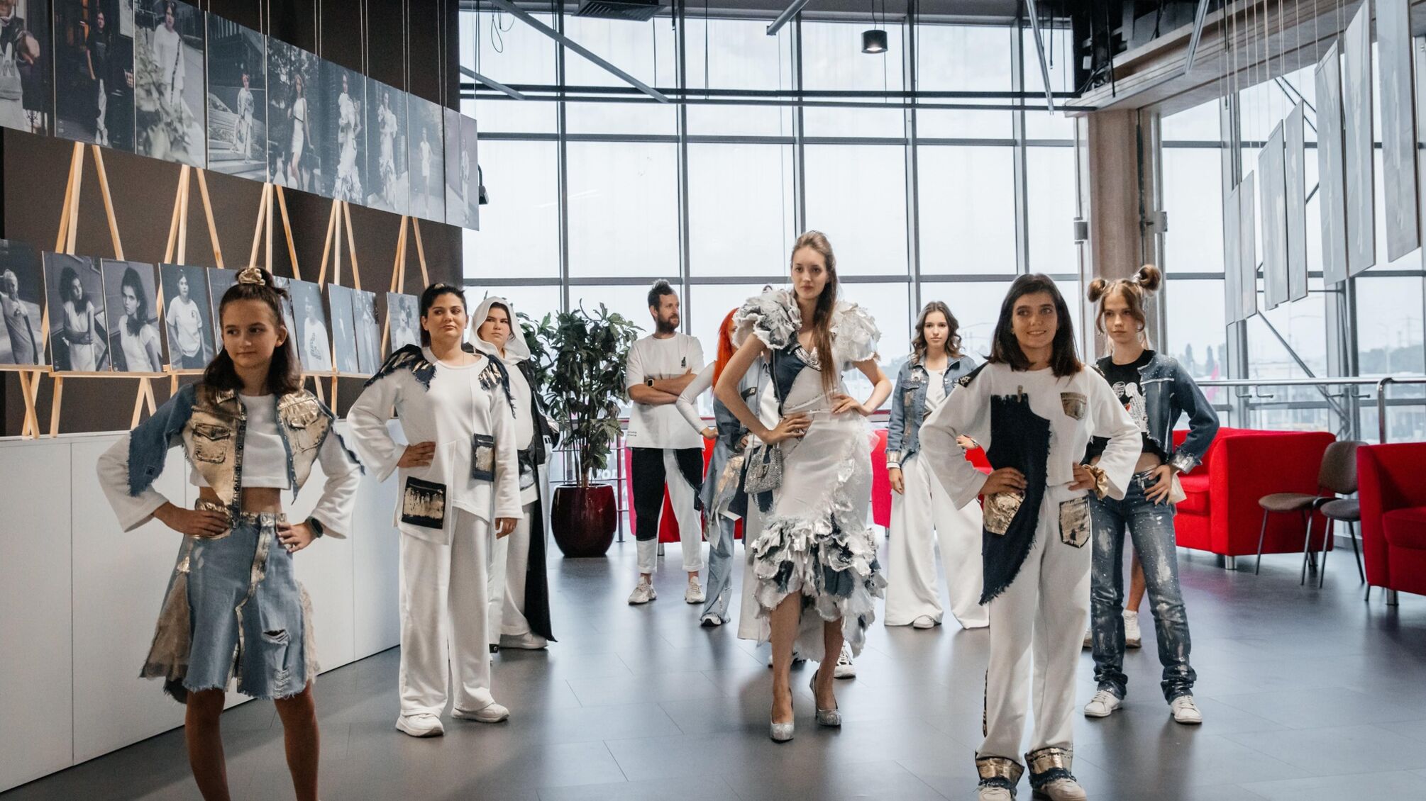 Восстановление через творчество: коллекцию одежды 'ЭМПАТИЯ', созданную подростками, презентовали в Киеве и в Милане