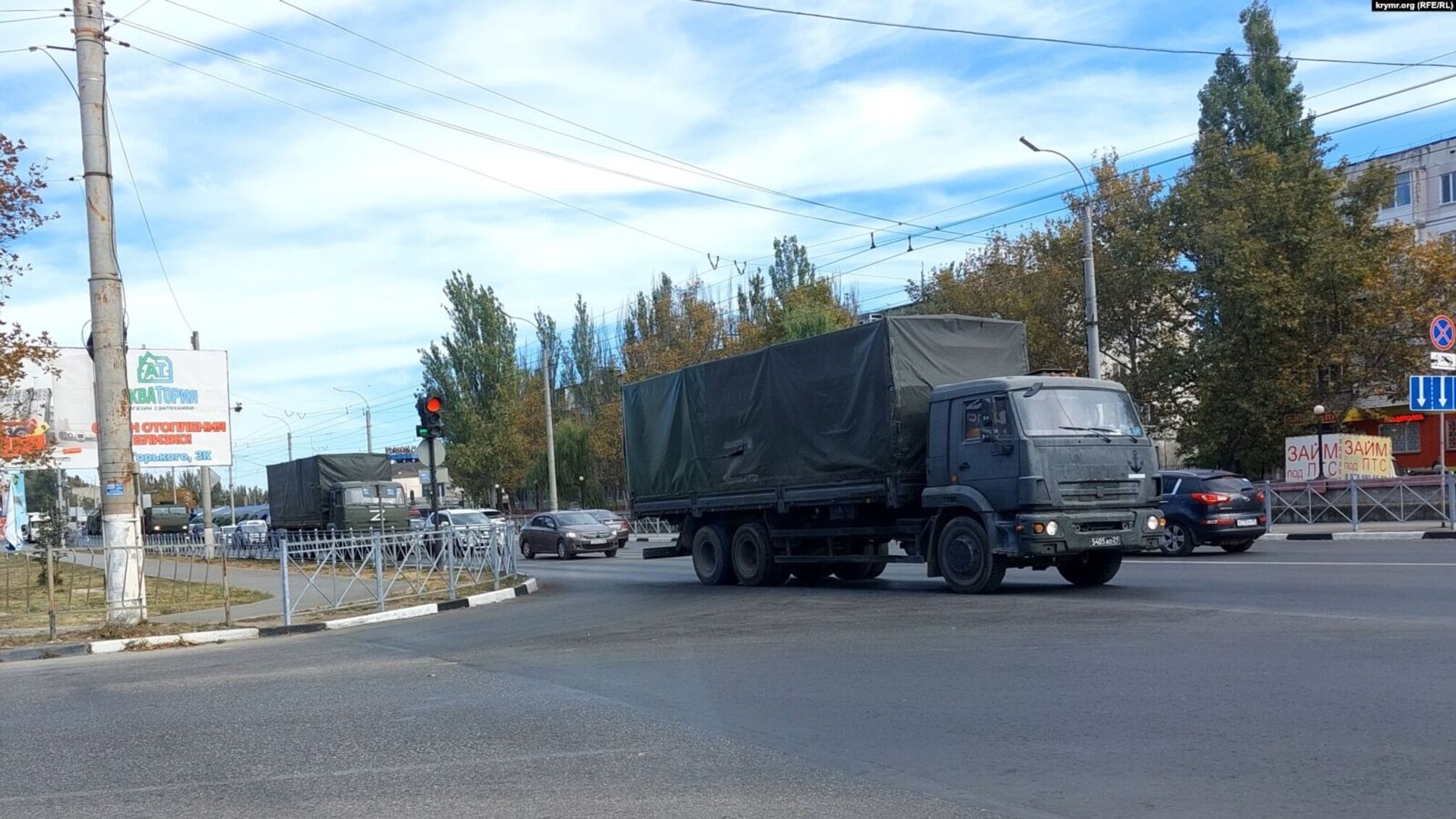 Россияне опрокидывают через Керчь колонну военной техники (фото)