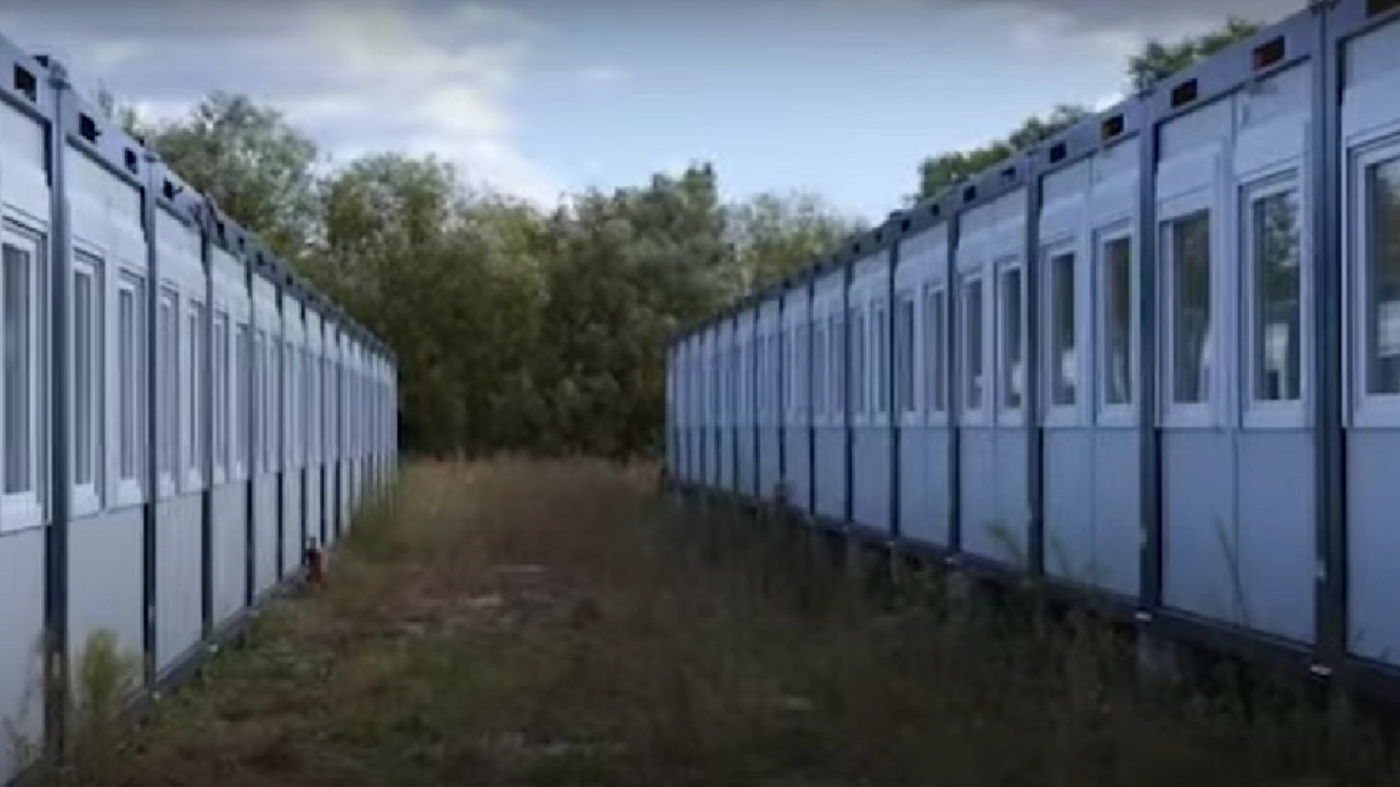 Вместо переселенцев - сорняки: на Черниговщине активисты обнаружили заброшенный модульный городок