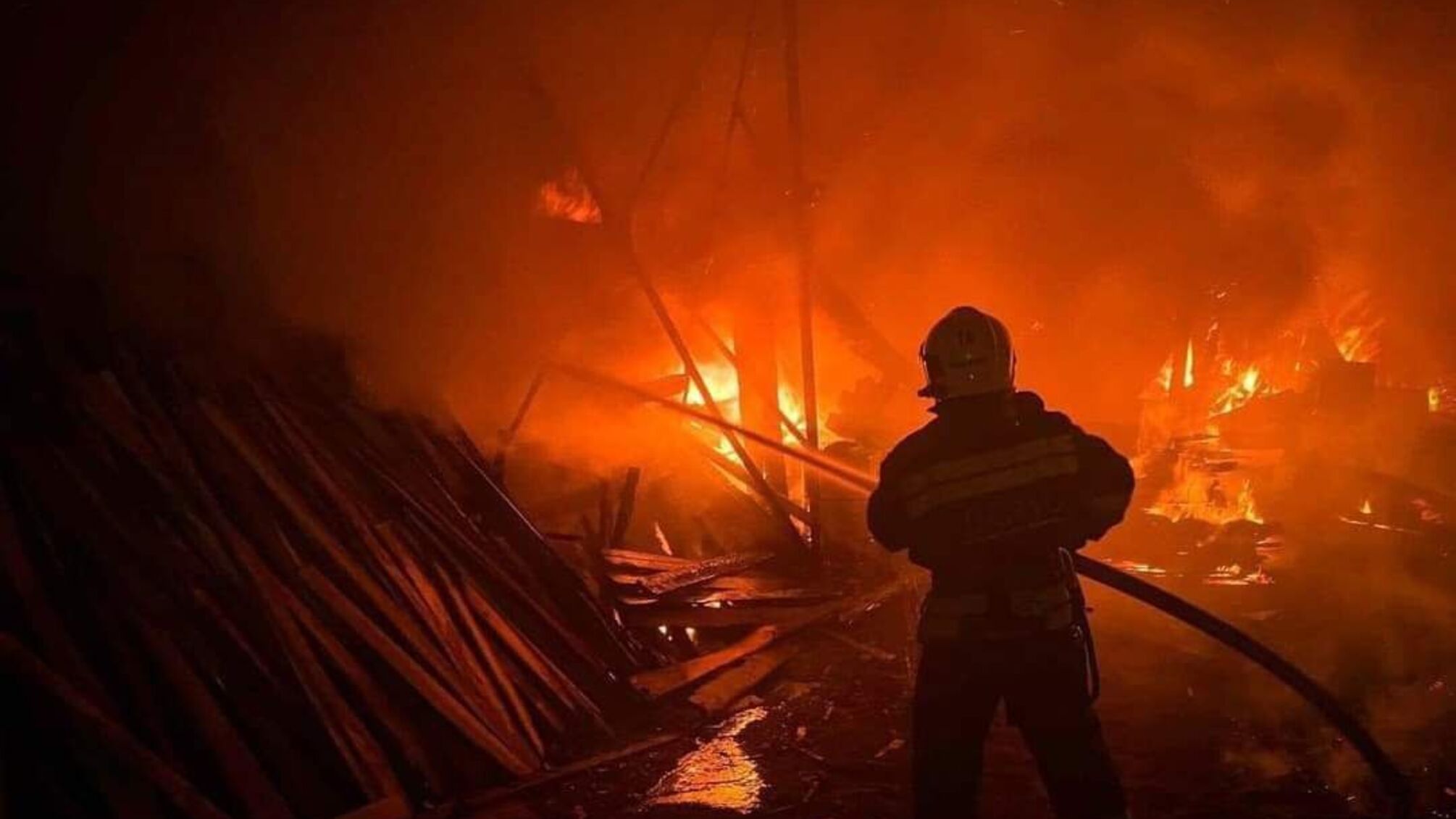  Во Львове произошел масштабный пожар: есть погибший