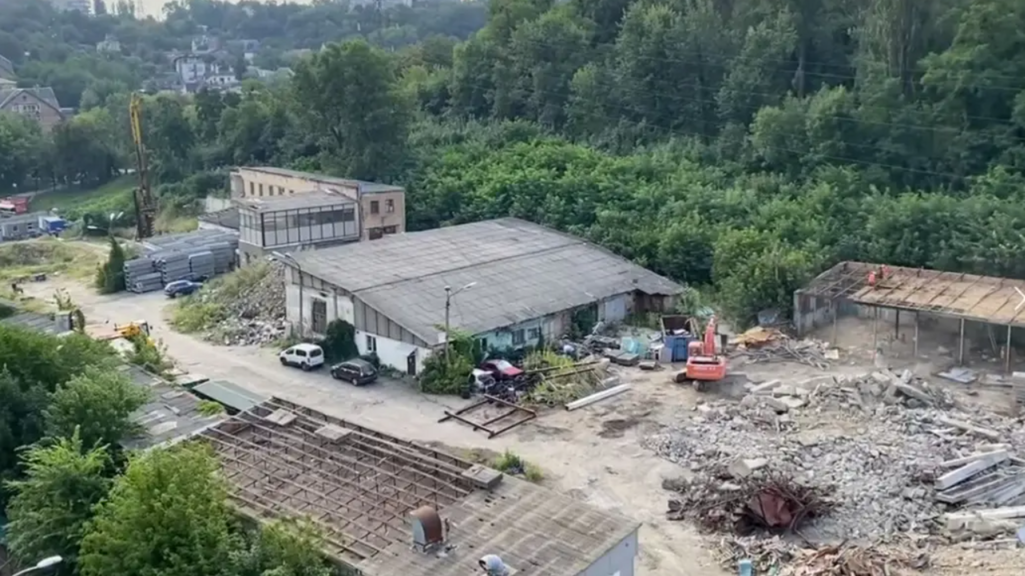 На очах у перехожих: у Києві обвалився Солом’янський парк