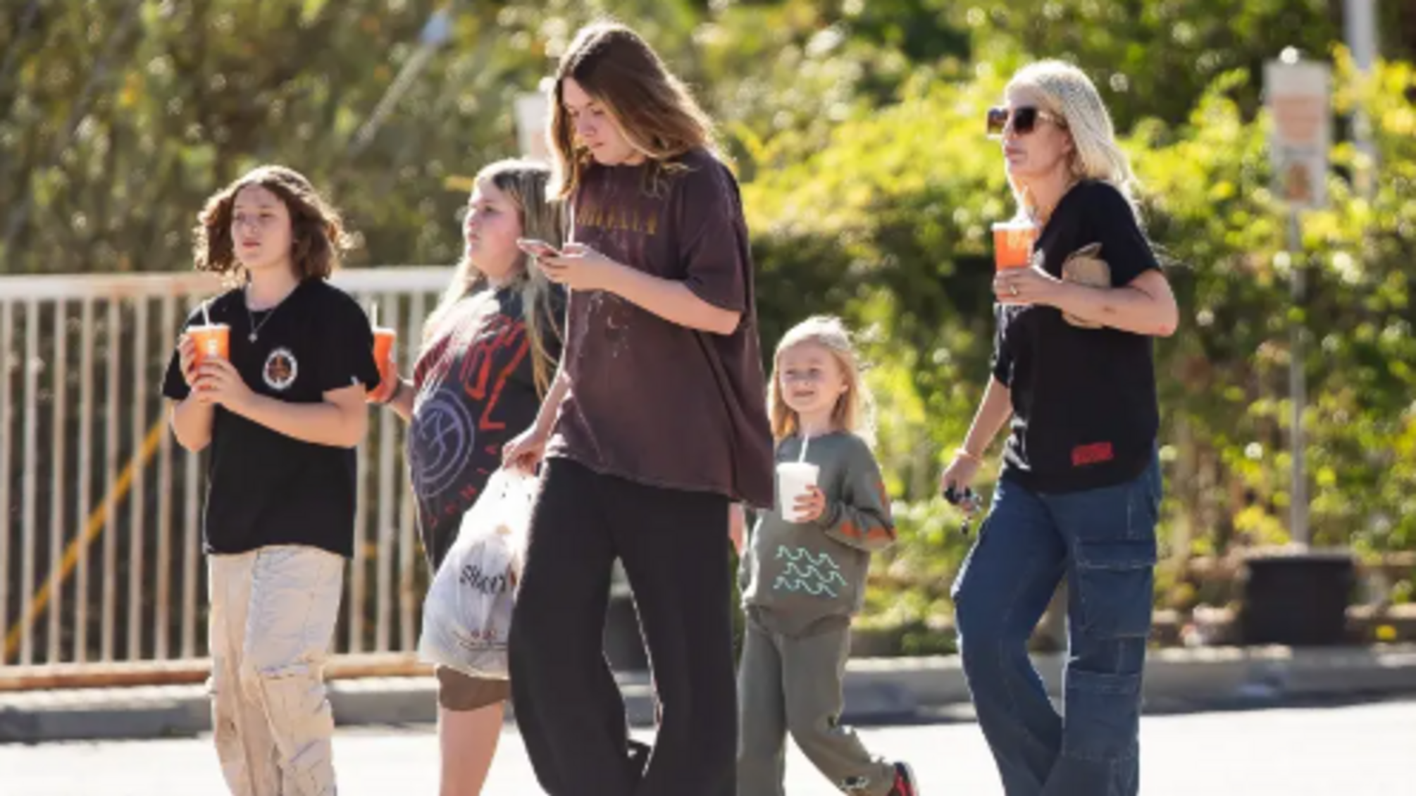 Торі Спеллінг прогулюється зі своїми дітьми, після новин про новий роман її колишнього чоловіка