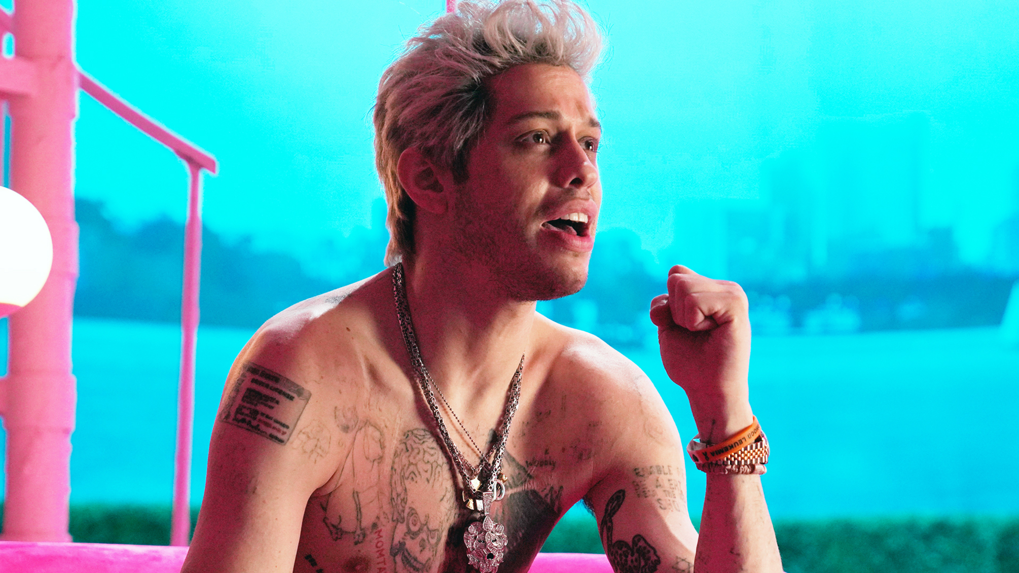 Бывший Ким Кардашьян, комик Пит Дэвидсон высмеял Канье Веста во время своего выступления.