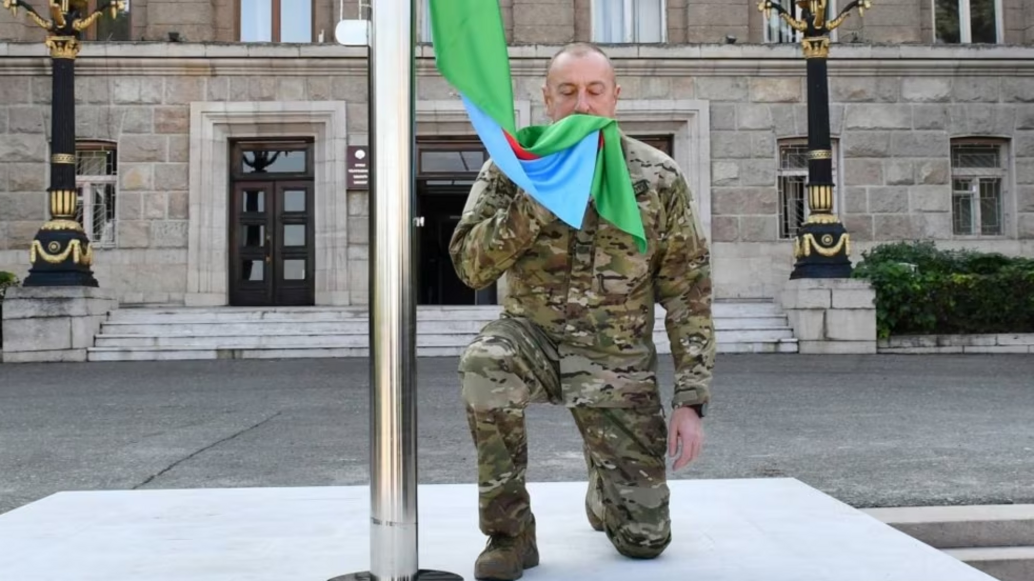 Президент Азербайджану підняв прапор країни у столиці Нагірного Карабаху 
