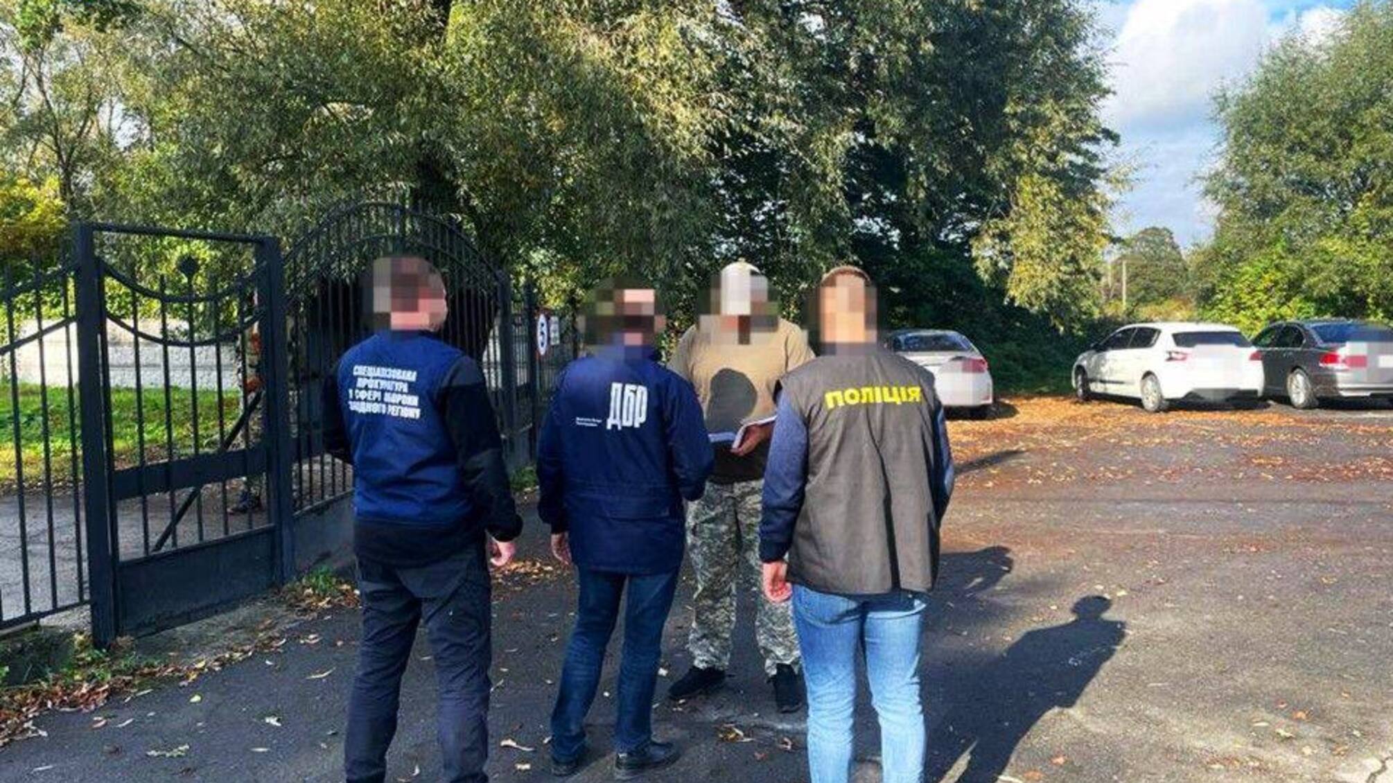 На Прикарпатье семеро футболистов 'несли службу' на бумаге и получили 1,5 млн выплат от государства