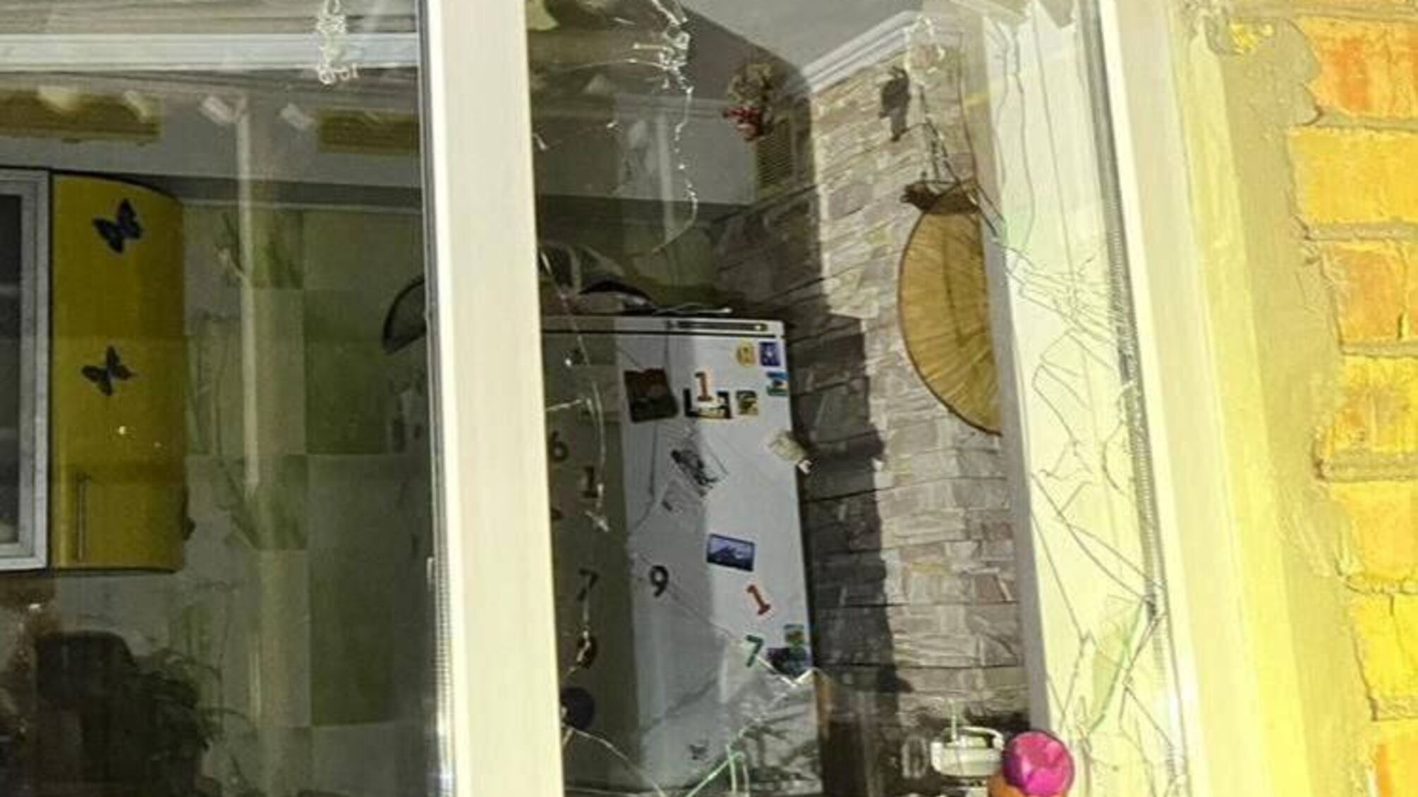 В Никополе после ночных обстрелов в домах вылетели окна (фото)