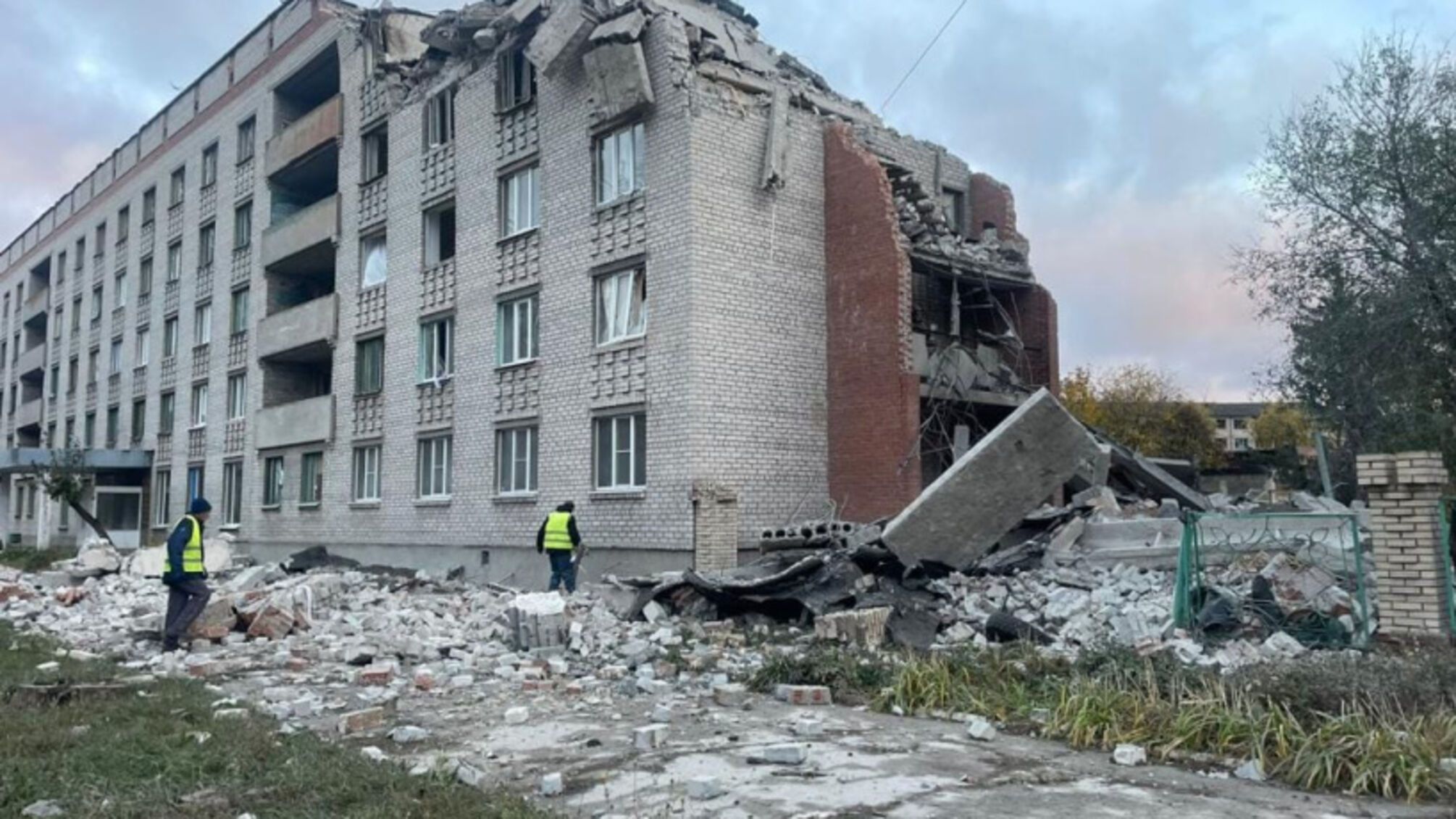 Окупанти обстріляли гуртожиток в Слов'янську: під завалами студенти