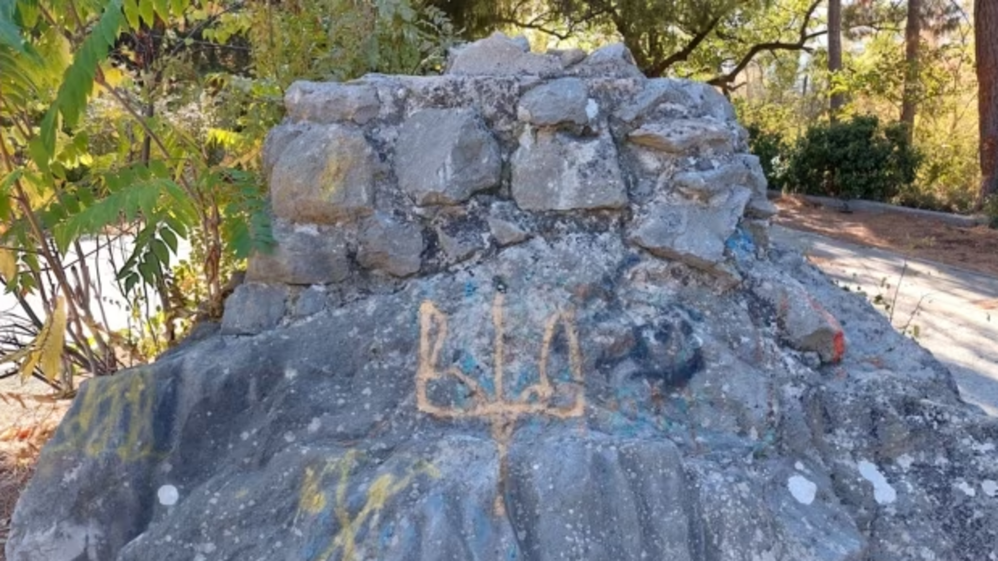 В историческом центре Ялты неизвестные нарисовали желтой краской Герб Украины