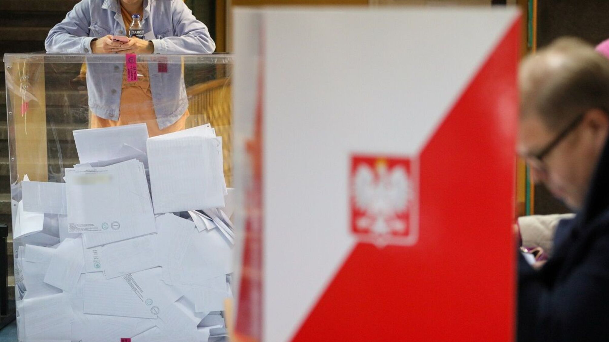 По результатам предыдущих выборов, на парламентских выборах в Польше победила партия вице-премьера Ярослава Качинского