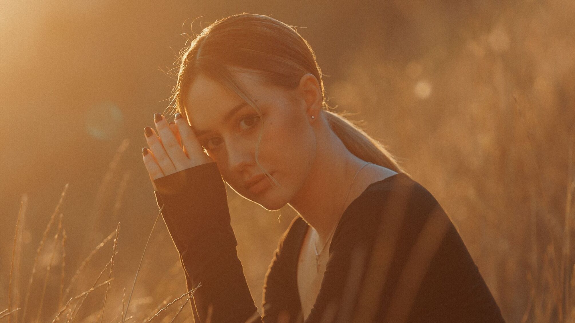 Молодую певицу RYANA вдохновила на создание песни поездка в военные