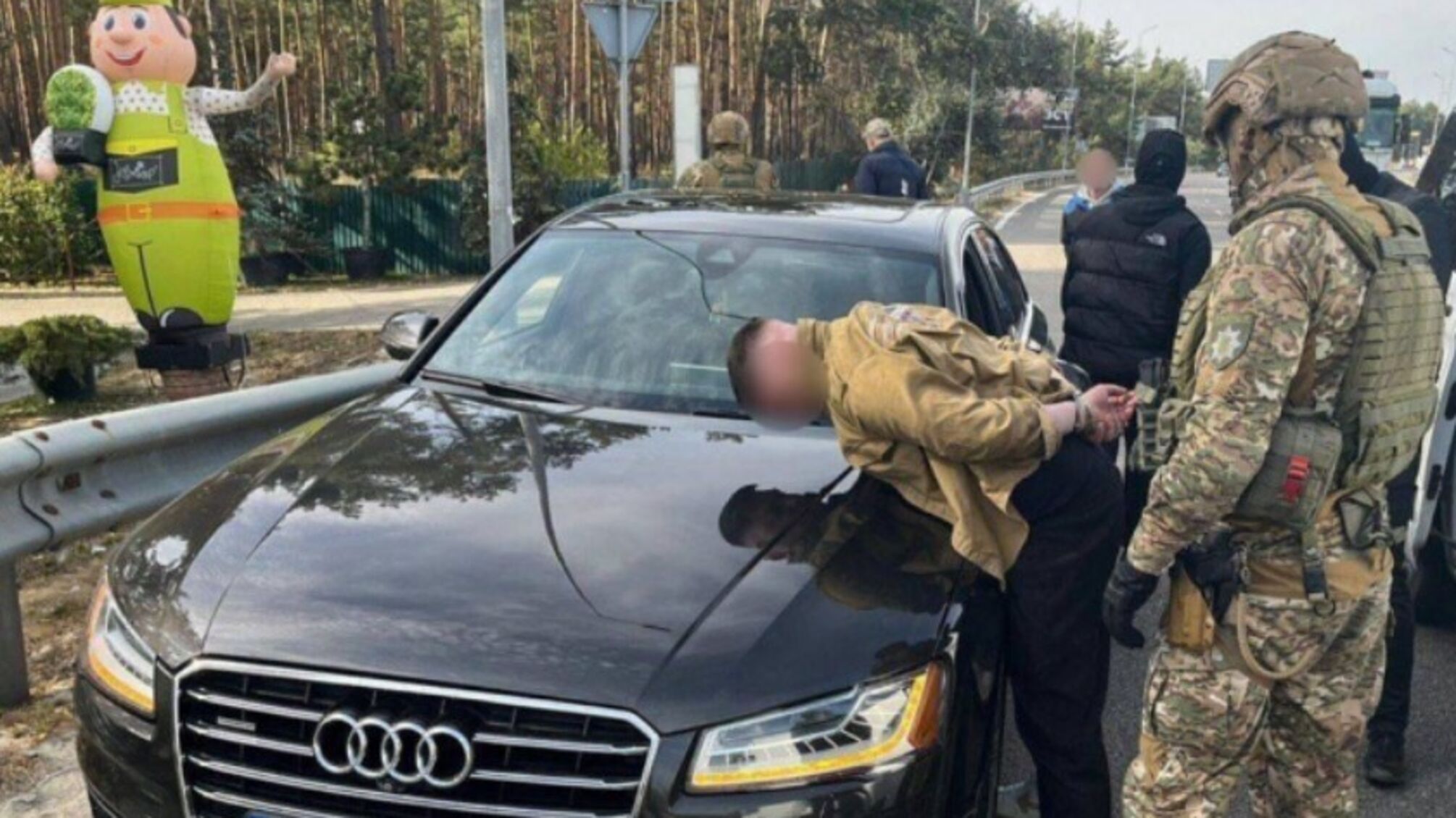 Киевлянин обманул мать погибшего военного на 7,5 миллиона гривен