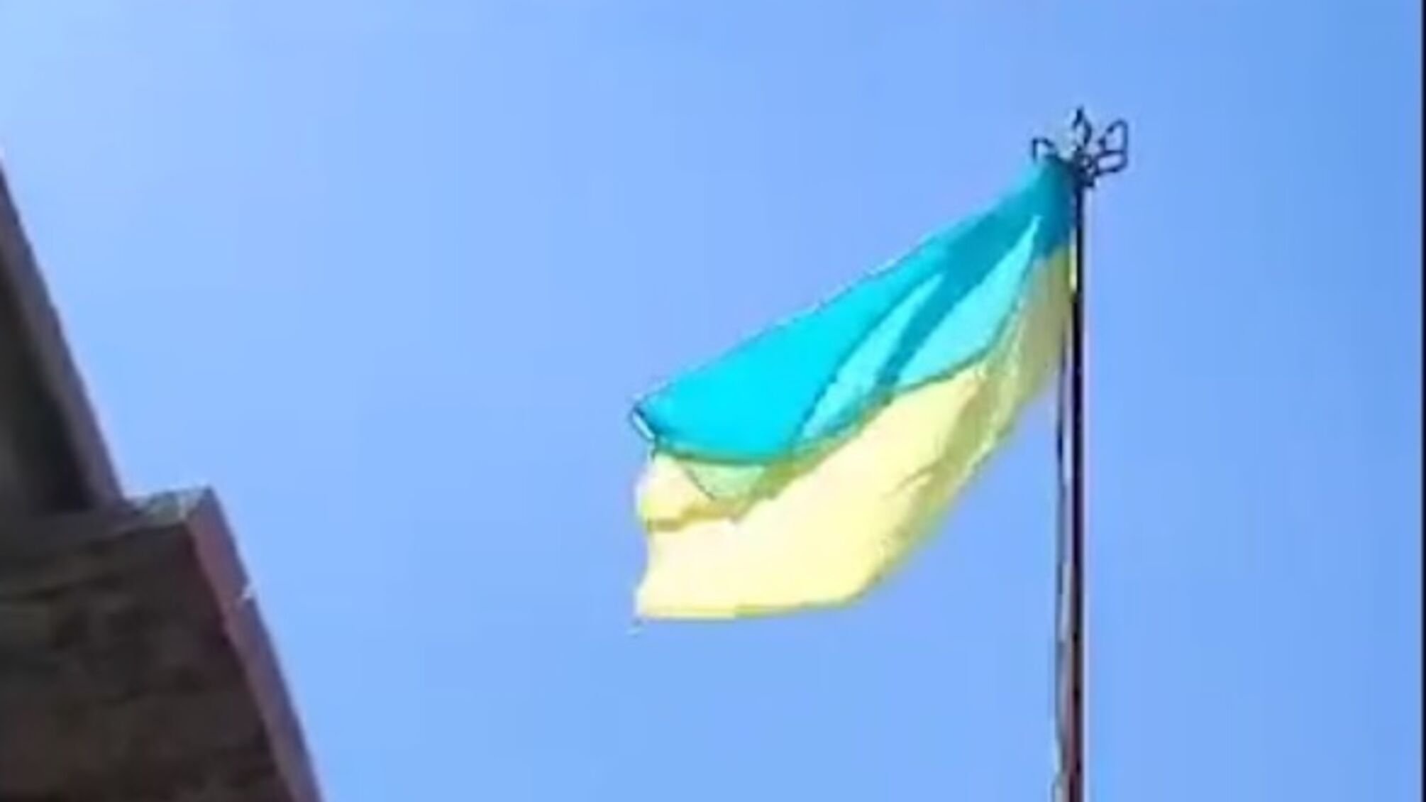 В Литве арестовали группу людей, которые сорвали и выбросили флаг Украины в мусор