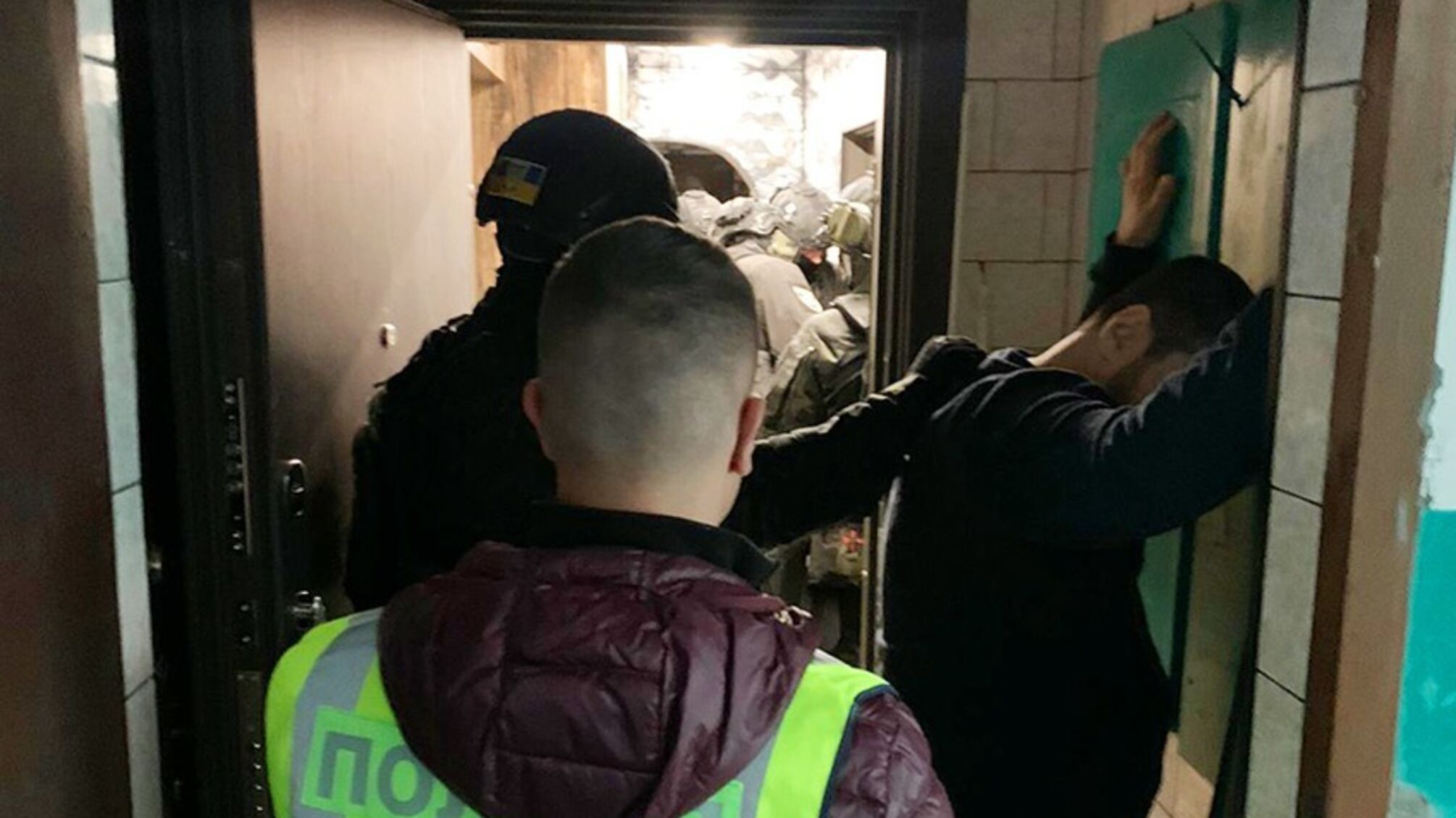 Незаконно утримували, били та змусили перерахувати 28 тис дол США: у Києві поліцейські затримали чотирьох вимагачів