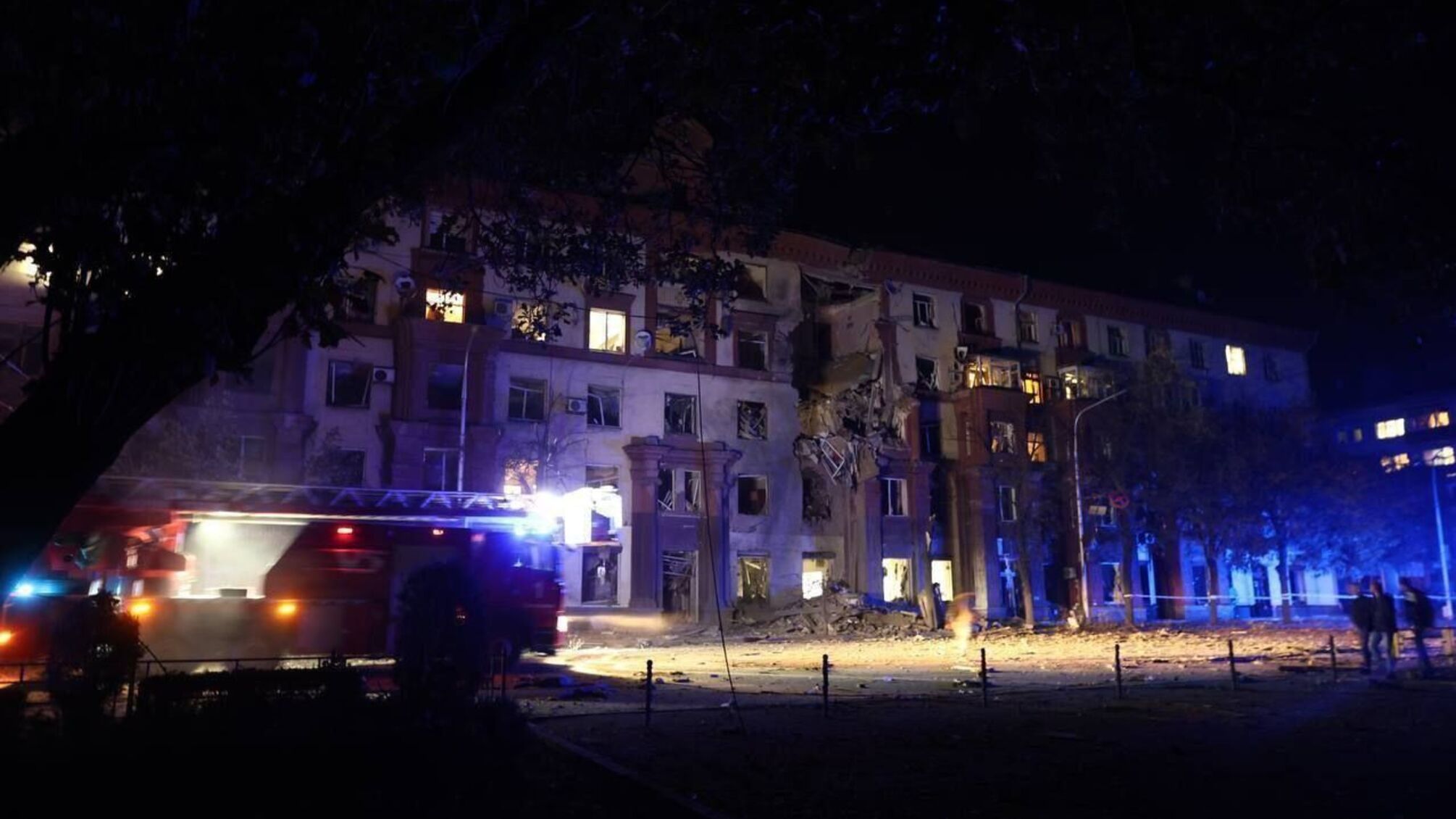 Один з ударів прийшовся на багатоповерховий будинок в центральній частині міста