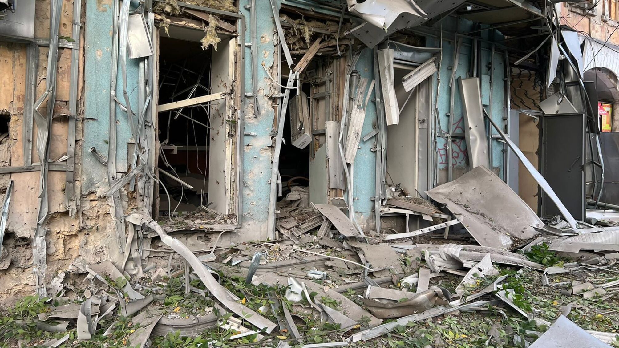 Из-за ночного обстрела Херсона пострадали двое детей и их мать