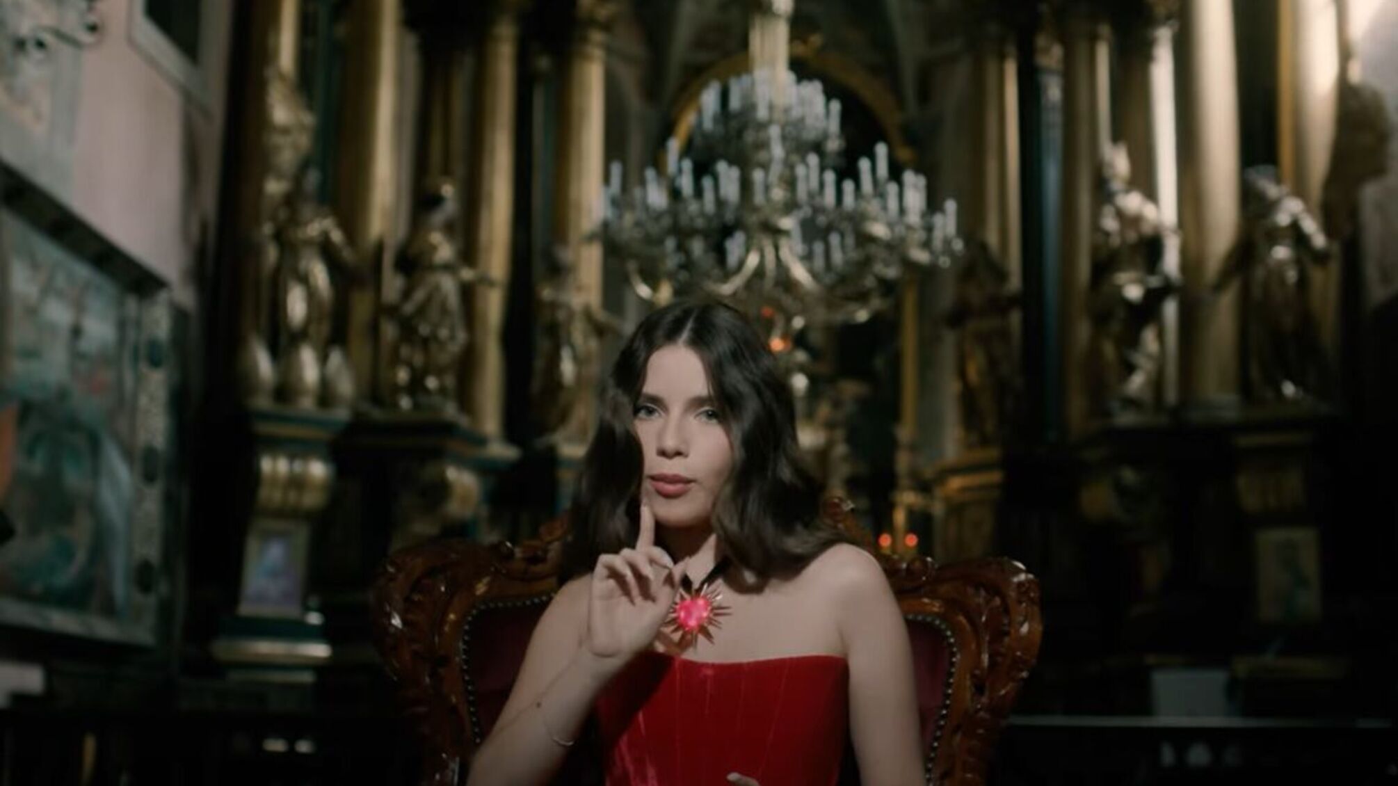 Клип 'Сердце' Жадана и Соловой поразил и возмутил служителей церкви