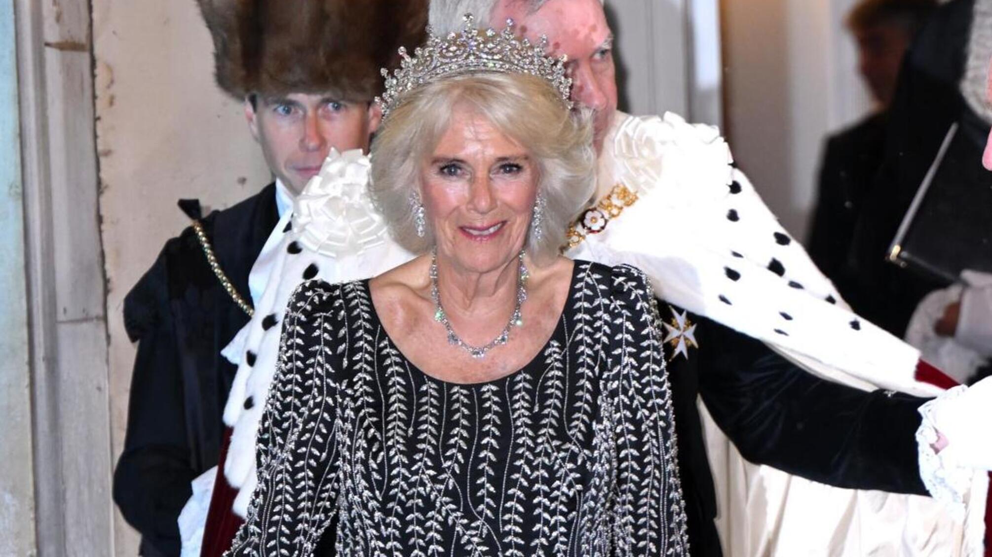 Королева Камілла одягнула вишукану тіару, яка належала покійній Єлизаветі ІІ