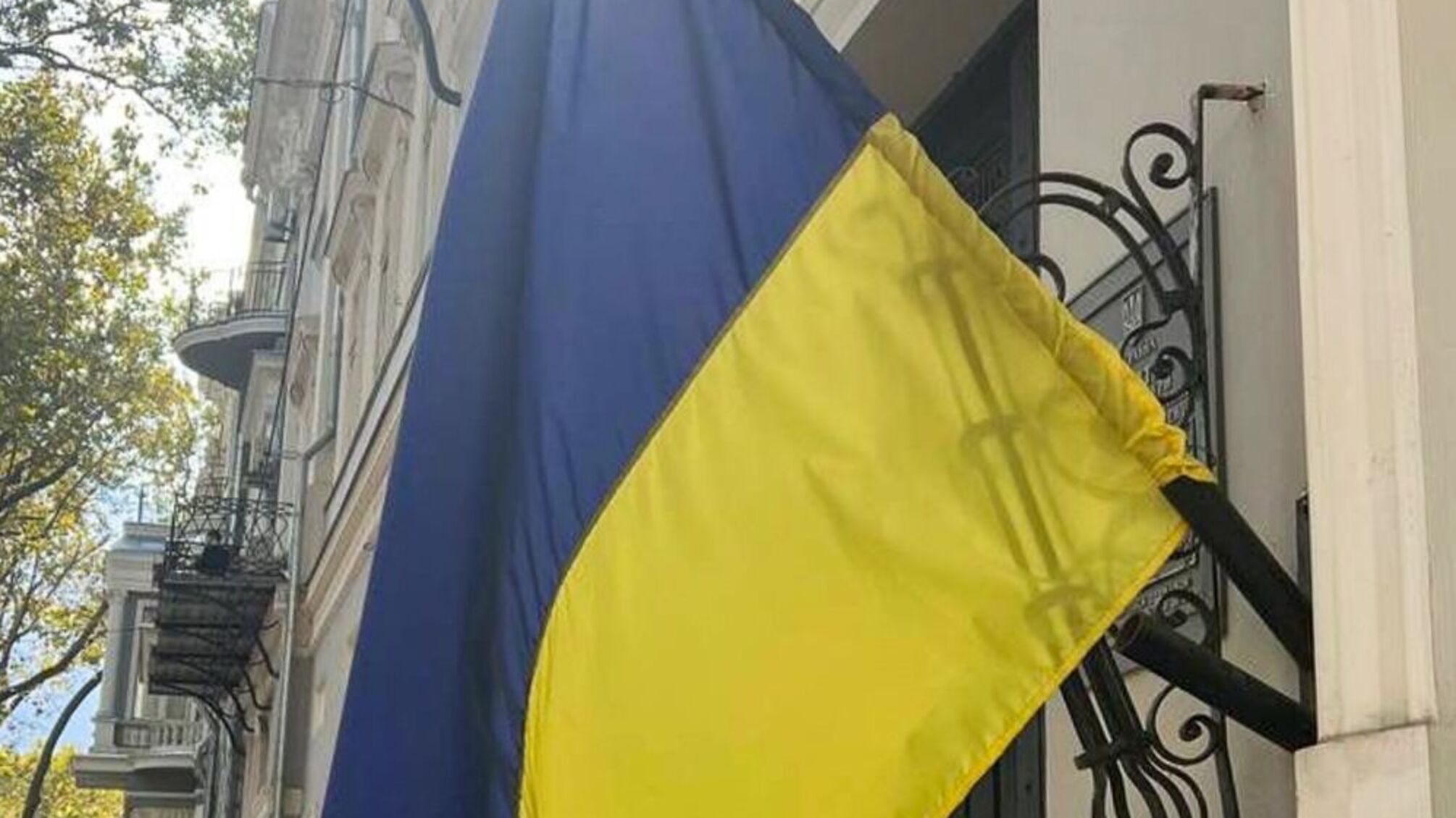 Разорвал национальный символ: в Одессе задержали парня за поругание над государственным флагом