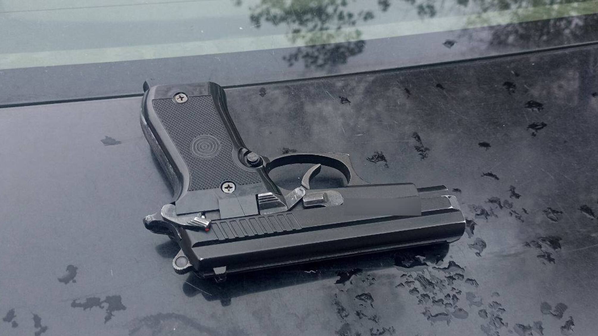 В Харкові чоловік у військовій формі зі зброєю пограбував магазин: він тільки нещодавно вийшов з вʼязниці