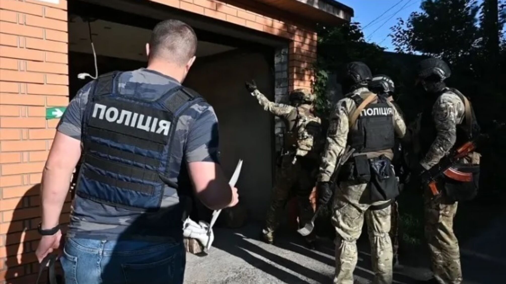 Правоохоронці затримали шахраїв, які намагались привласнити земельні ділянки у столиці