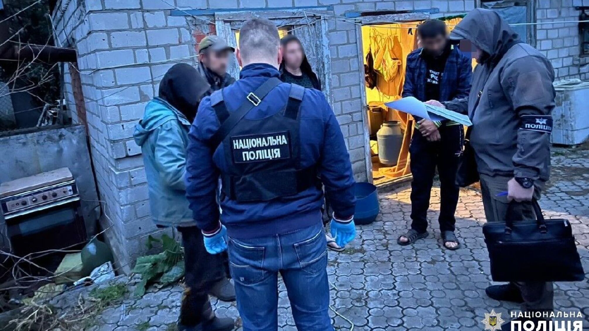 Люди жили в ужасных условиях в хлеву