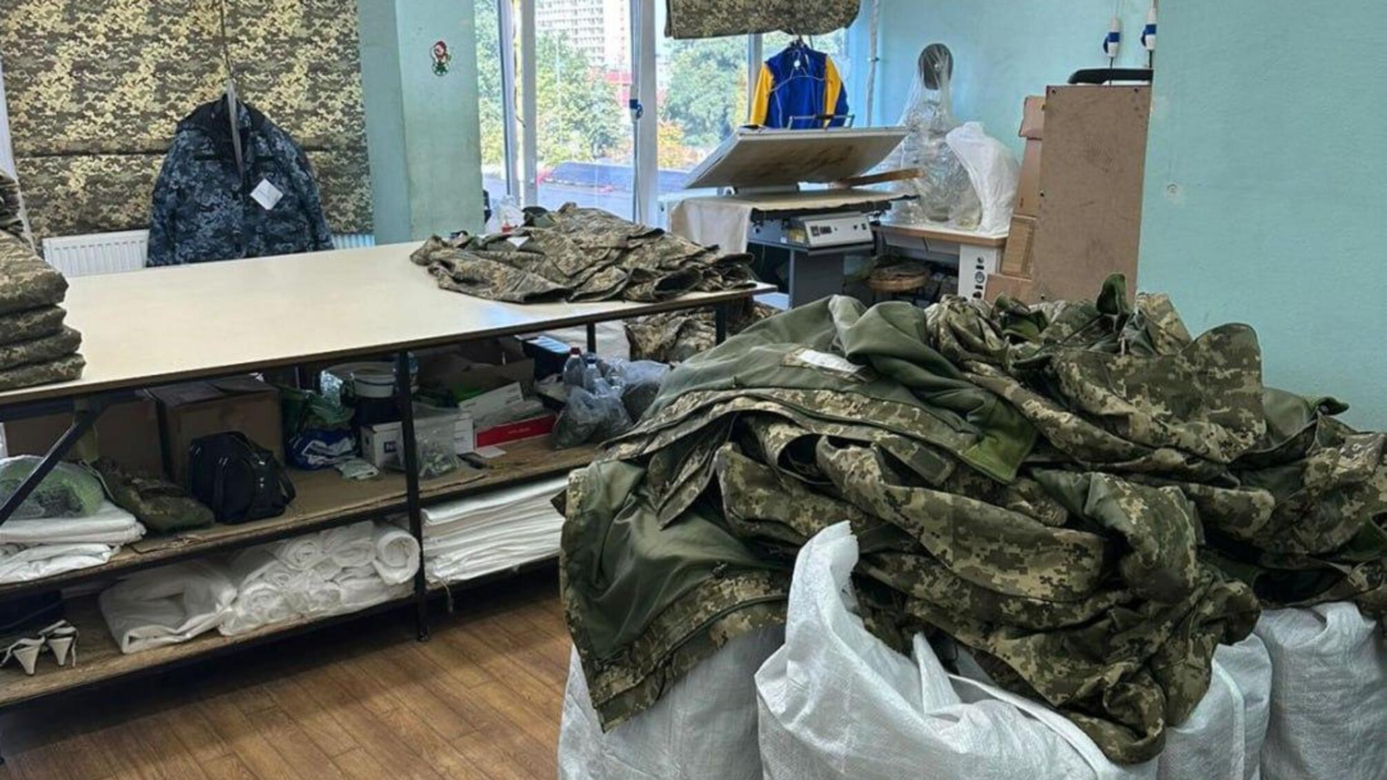 Правоохоронці викрили підприємця на постачанні неякісного одягу для ЗСУ на 35 млн грн