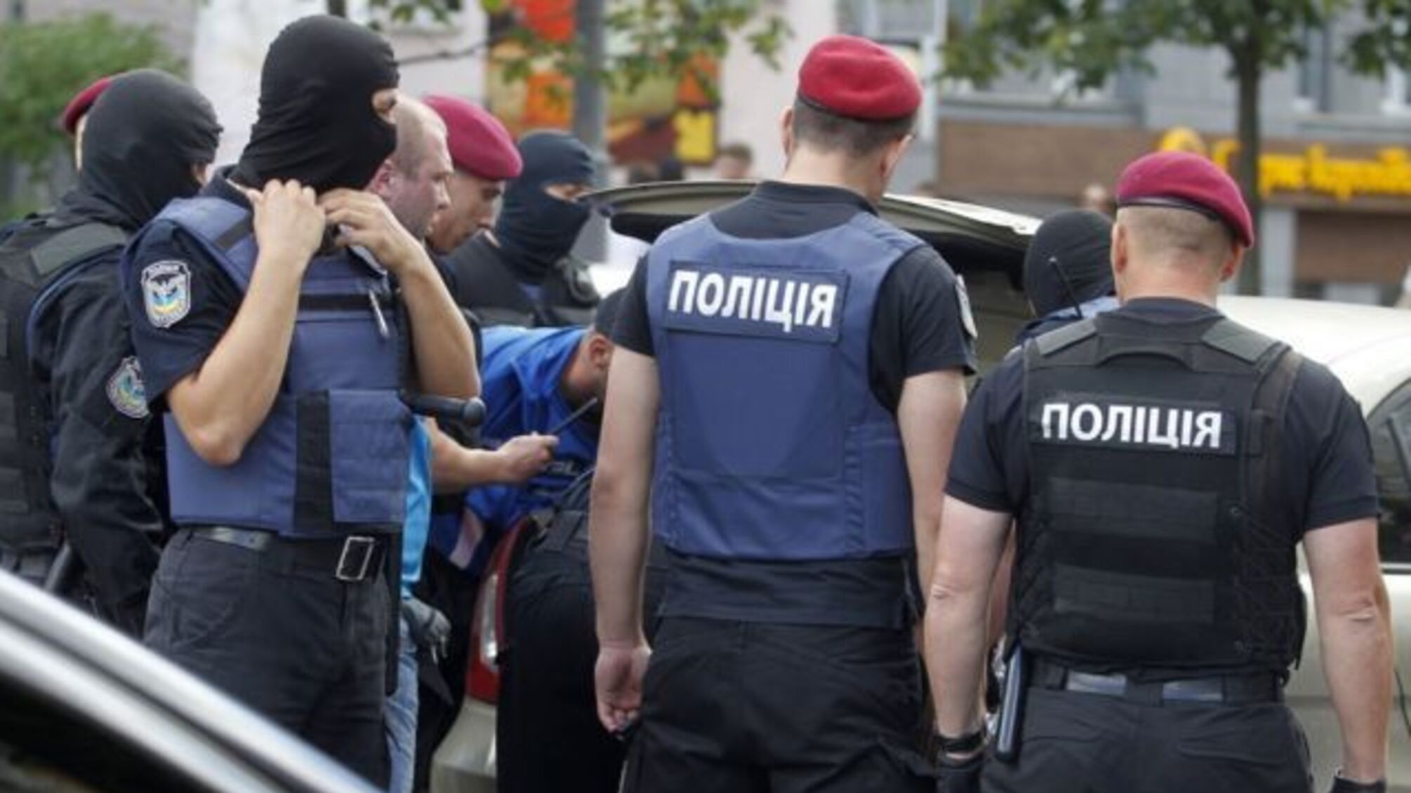 В Киеве поймали мужчину, который угрожал иностранцу расправой, требуя 60 тыс.