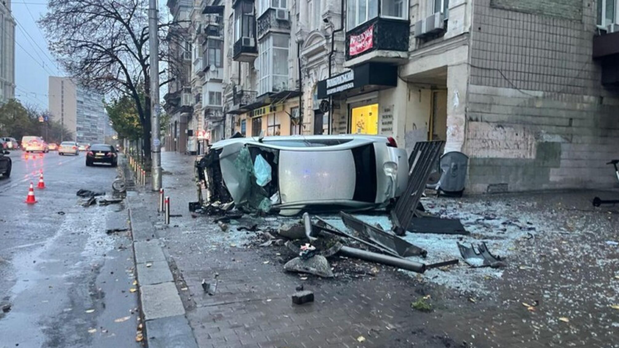 Авария на Большой Васильковской: автомобиль выехал на тротуар и наехал на пешеходов