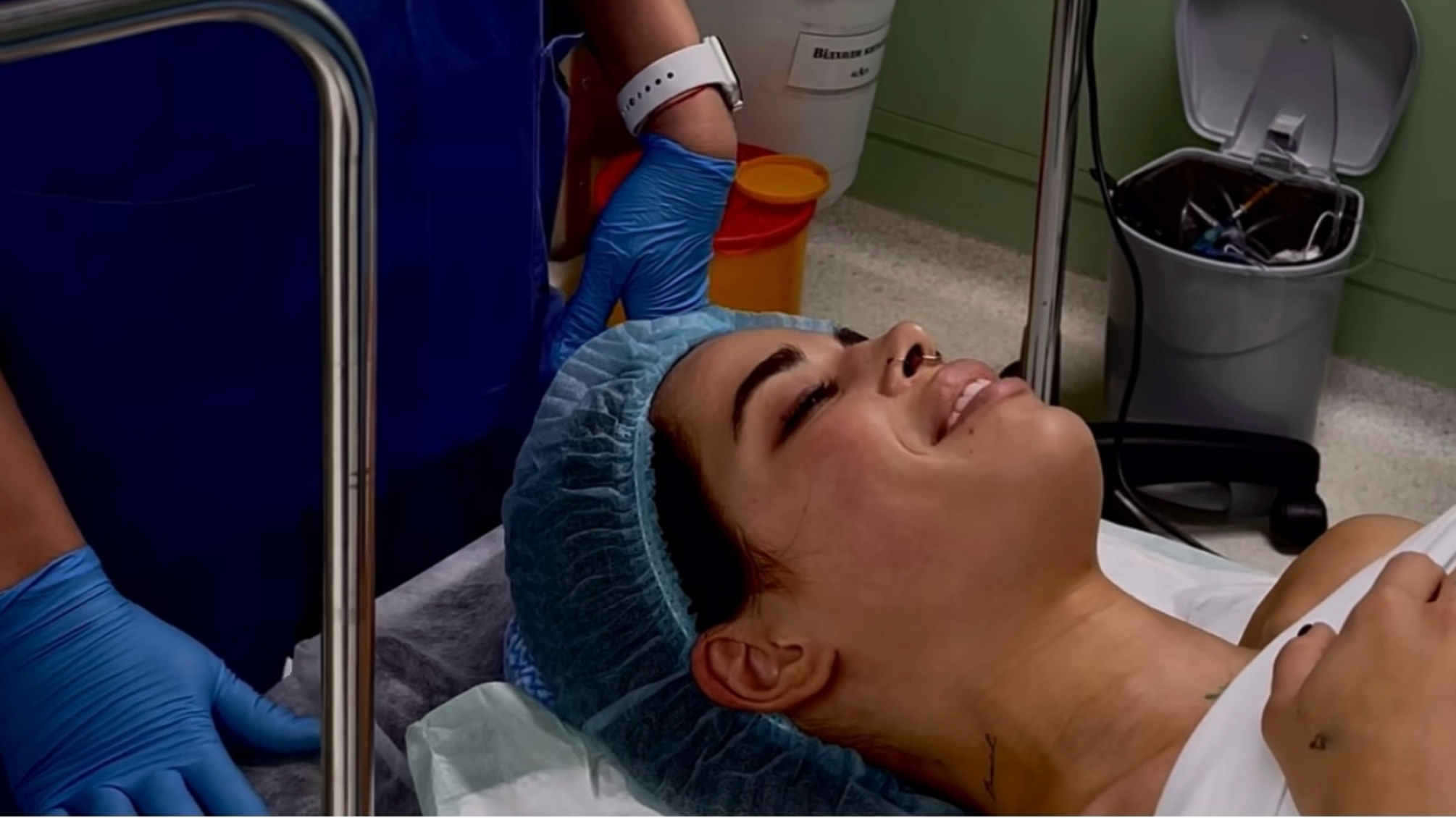 женщина лежит на операционном столе