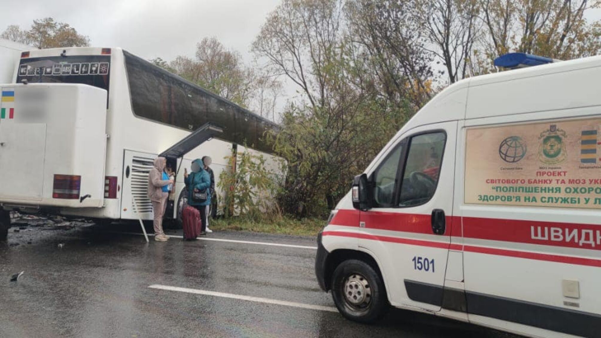 Под Мукачево грузовик столкнулся с автобусом в Рим: есть погибшие