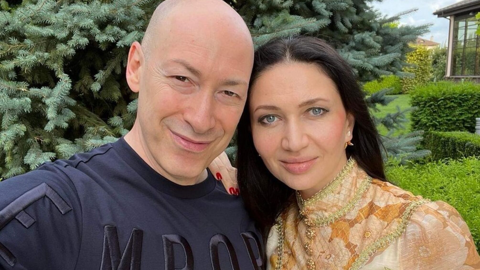 І жодного зізнання у коханні: Гордон стримано привітав дружину зі святом