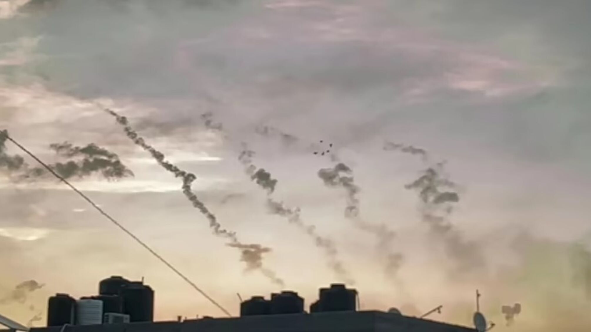 ХАМАС массированно атаковал ракетами Израиль