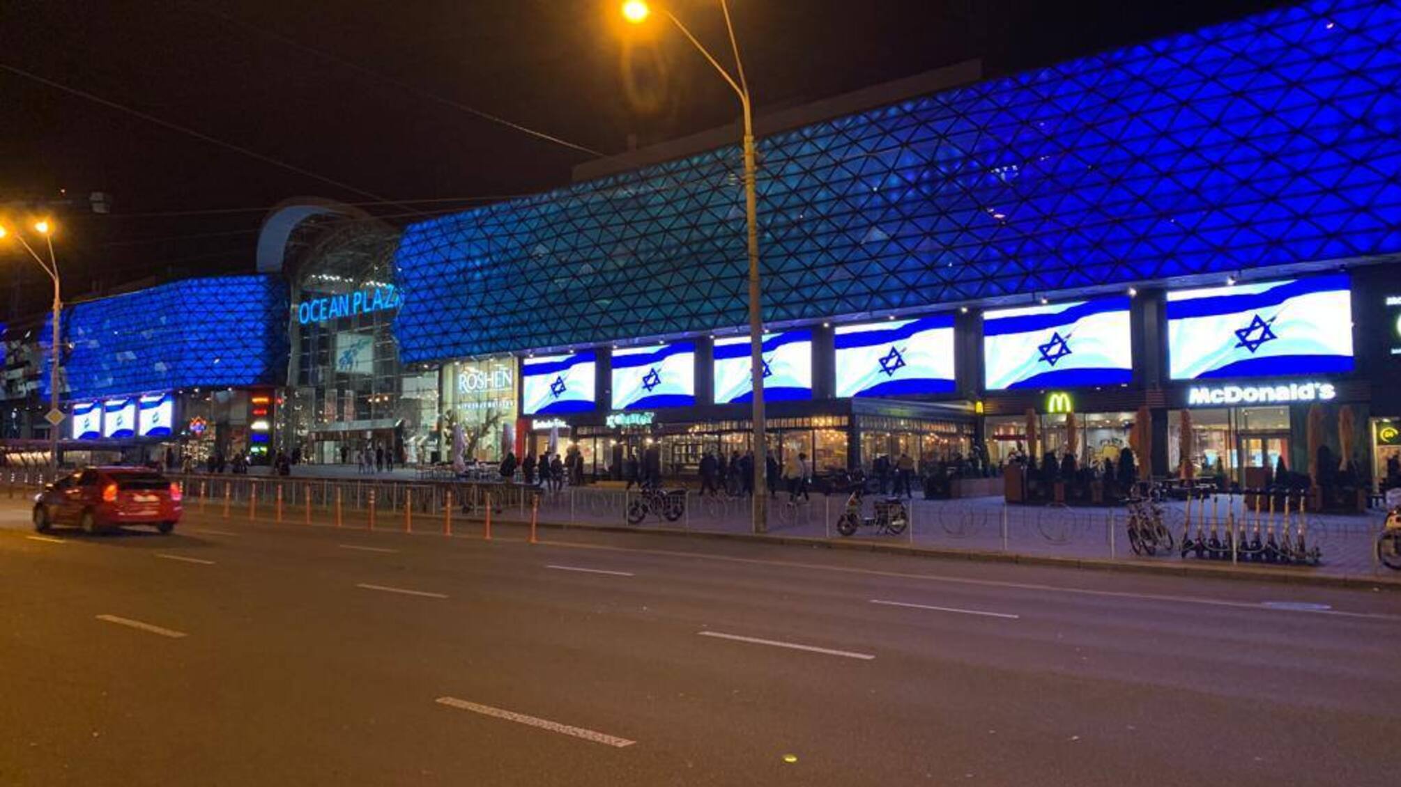 В центре Киева на цифровых рекламоносителях появилось знамя Израиля (фото и видео)