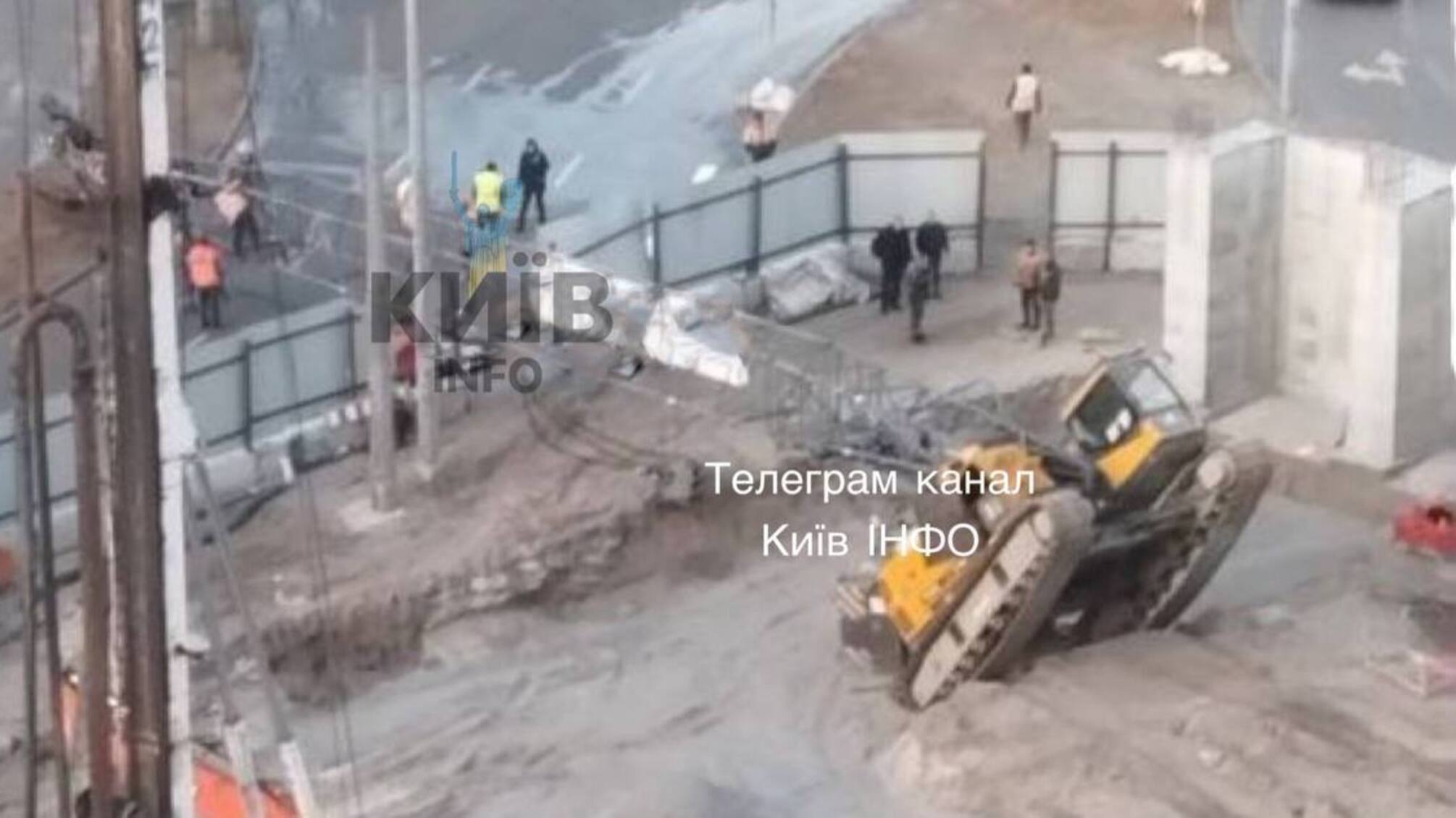 В Киеве на строительстве развязки упал кран