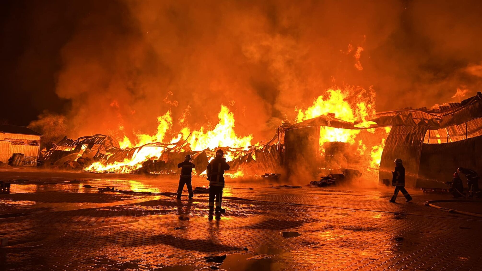 В Виннице горела тысяча квадратных метров склада с ламинатом (фото, видео)