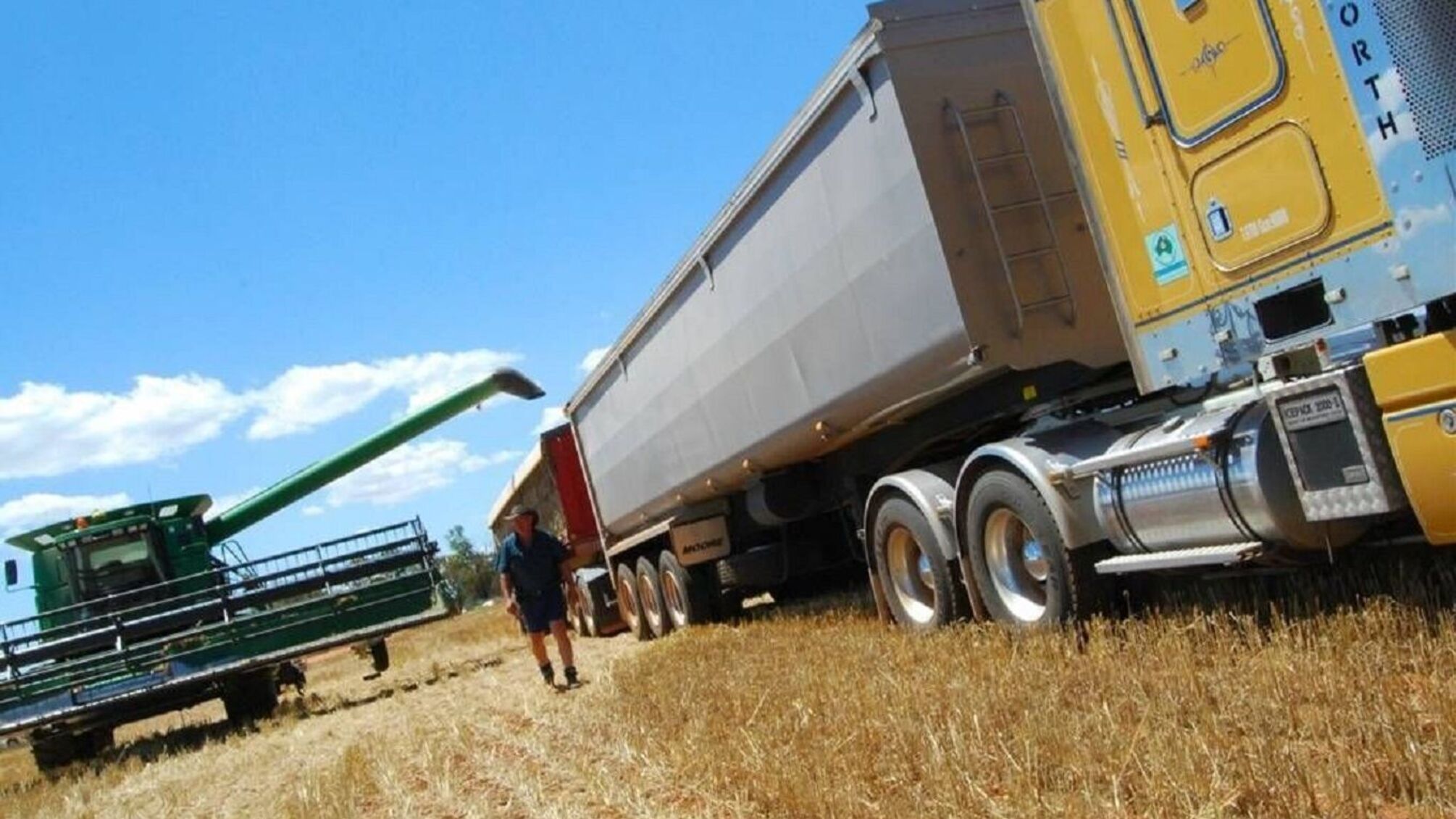 Нарушают закон: крупные перевозчики Черкасской области регулярно превышают вес грузов – активист (видео)