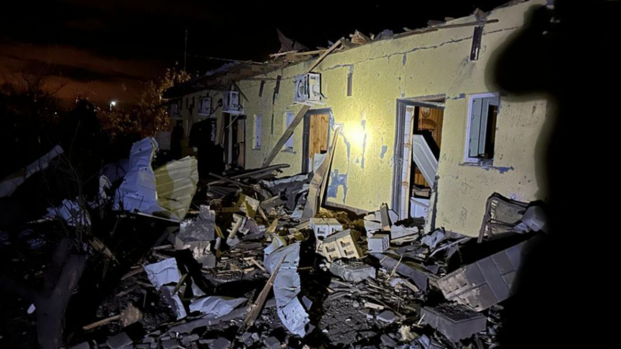 В Одесском районе во время вечерней тревоги раздались взрывы: известно о трех пострадавших