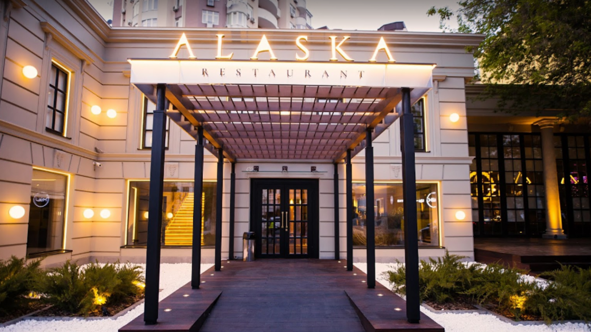 Матерились и вели себя агрессивно: блогеры 'разнесли' столичный ресторан 'Аляска'