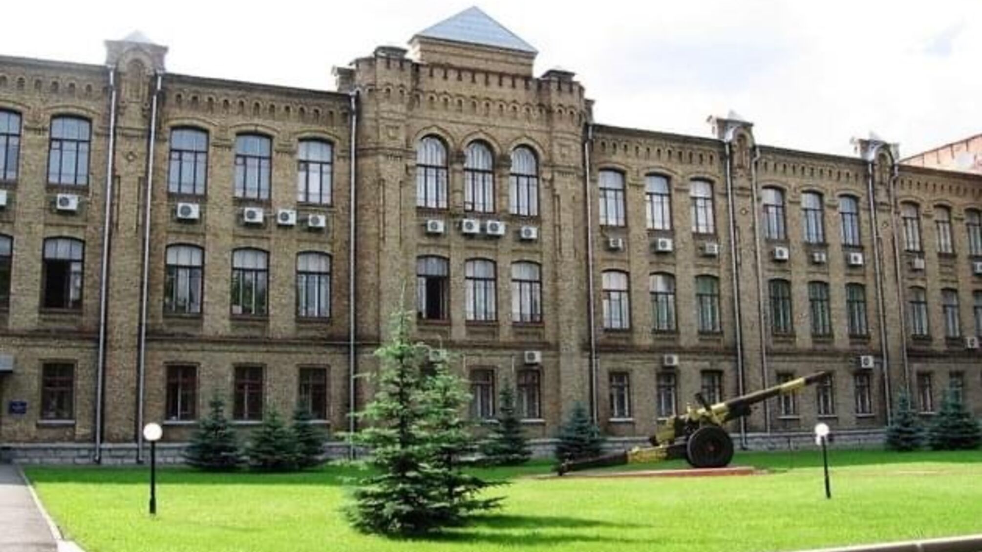 Президент пообещал вернуть военным корпус Нацуниверситета обороны, где в настоящее время Верховный суд – Нетесов
